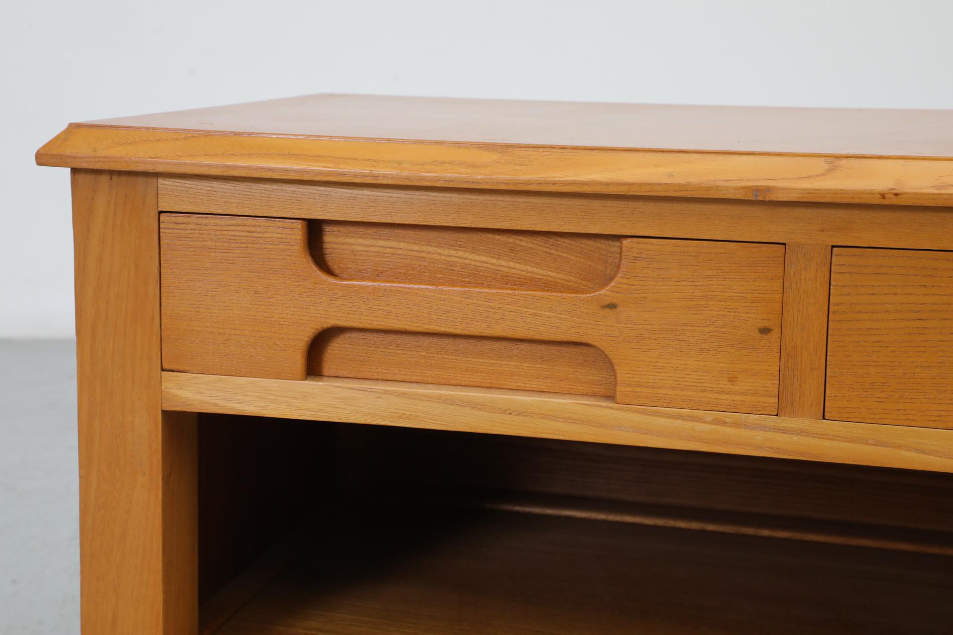 Italienischer Low Night Stand aus der Jahrhundertmitte mit geschnitzten Schubladen und unterem Regal 9