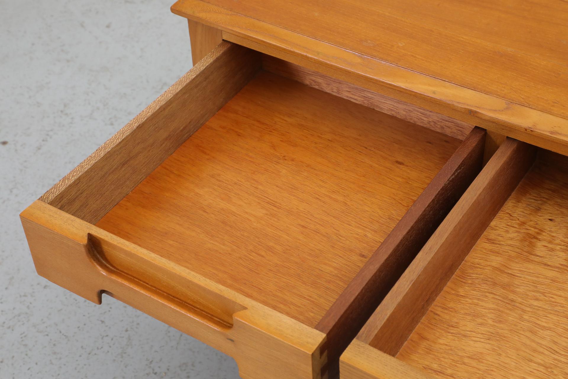 Italienischer Low Night Stand aus der Jahrhundertmitte mit geschnitzten Schubladen und unterem Regal 10