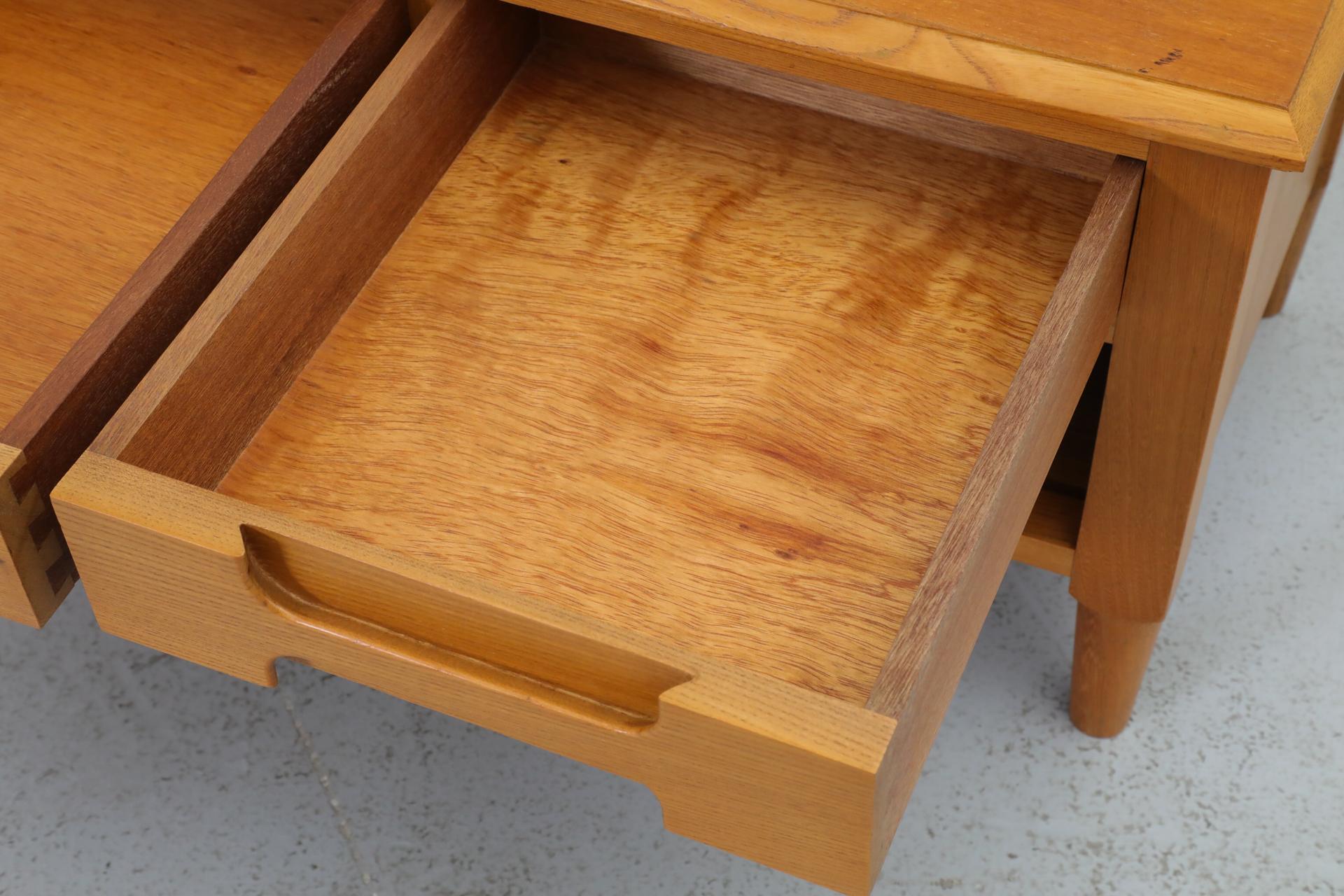 Italienischer Low Night Stand aus der Jahrhundertmitte mit geschnitzten Schubladen und unterem Regal 11