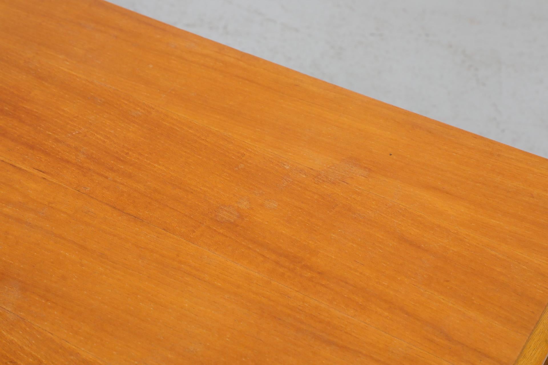 Italienischer Low Night Stand aus der Jahrhundertmitte mit geschnitzten Schubladen und unterem Regal 12