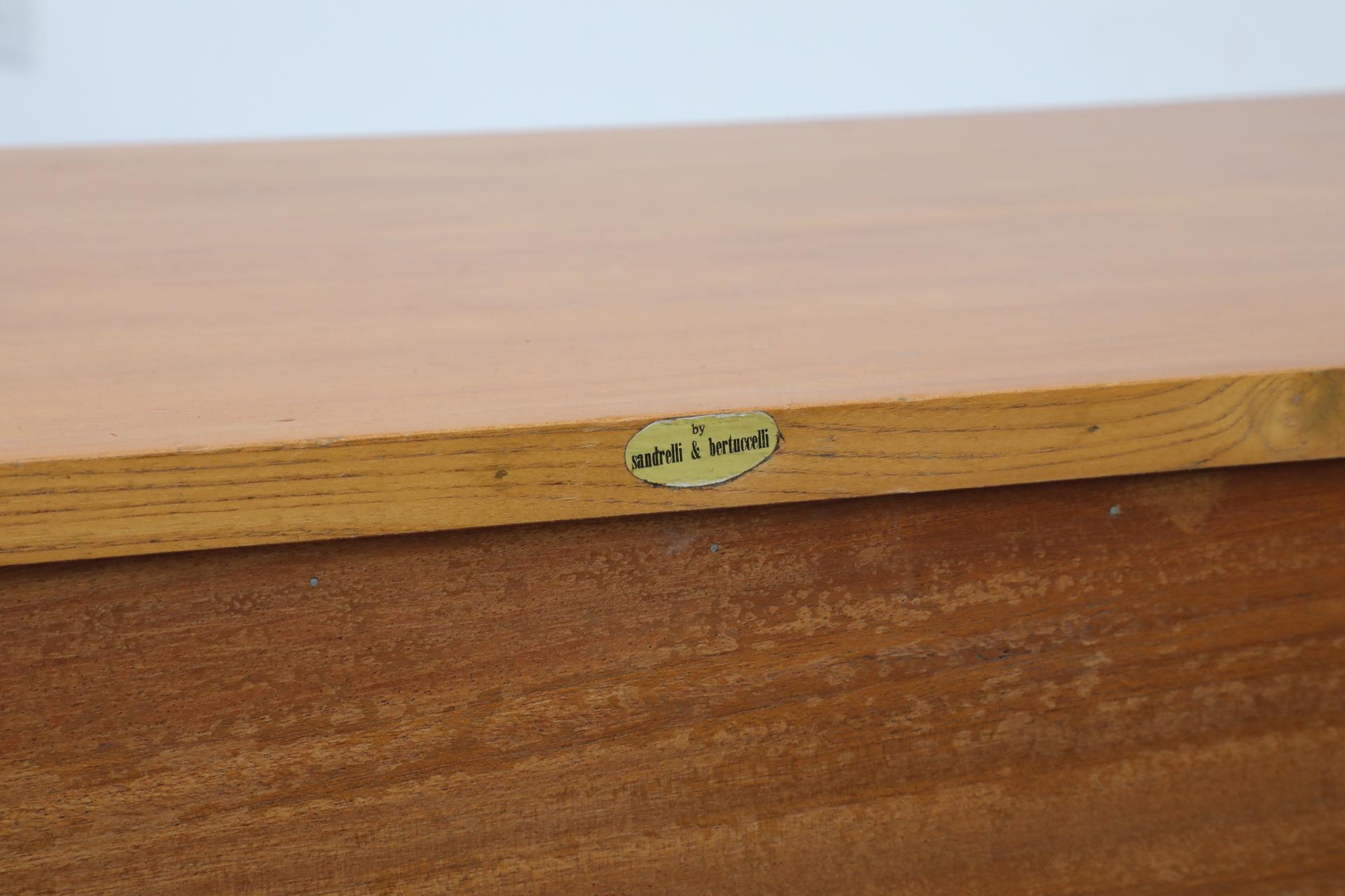 Italienischer Low Night Stand aus der Jahrhundertmitte mit geschnitzten Schubladen und unterem Regal 13