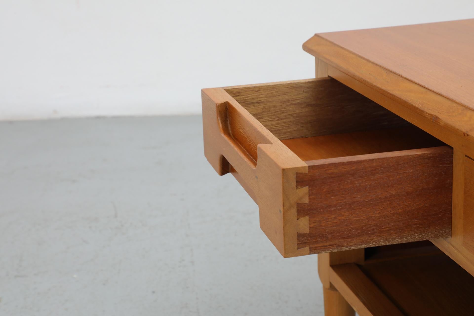 Italienischer Low Night Stand aus der Jahrhundertmitte mit geschnitzten Schubladen und unterem Regal 14