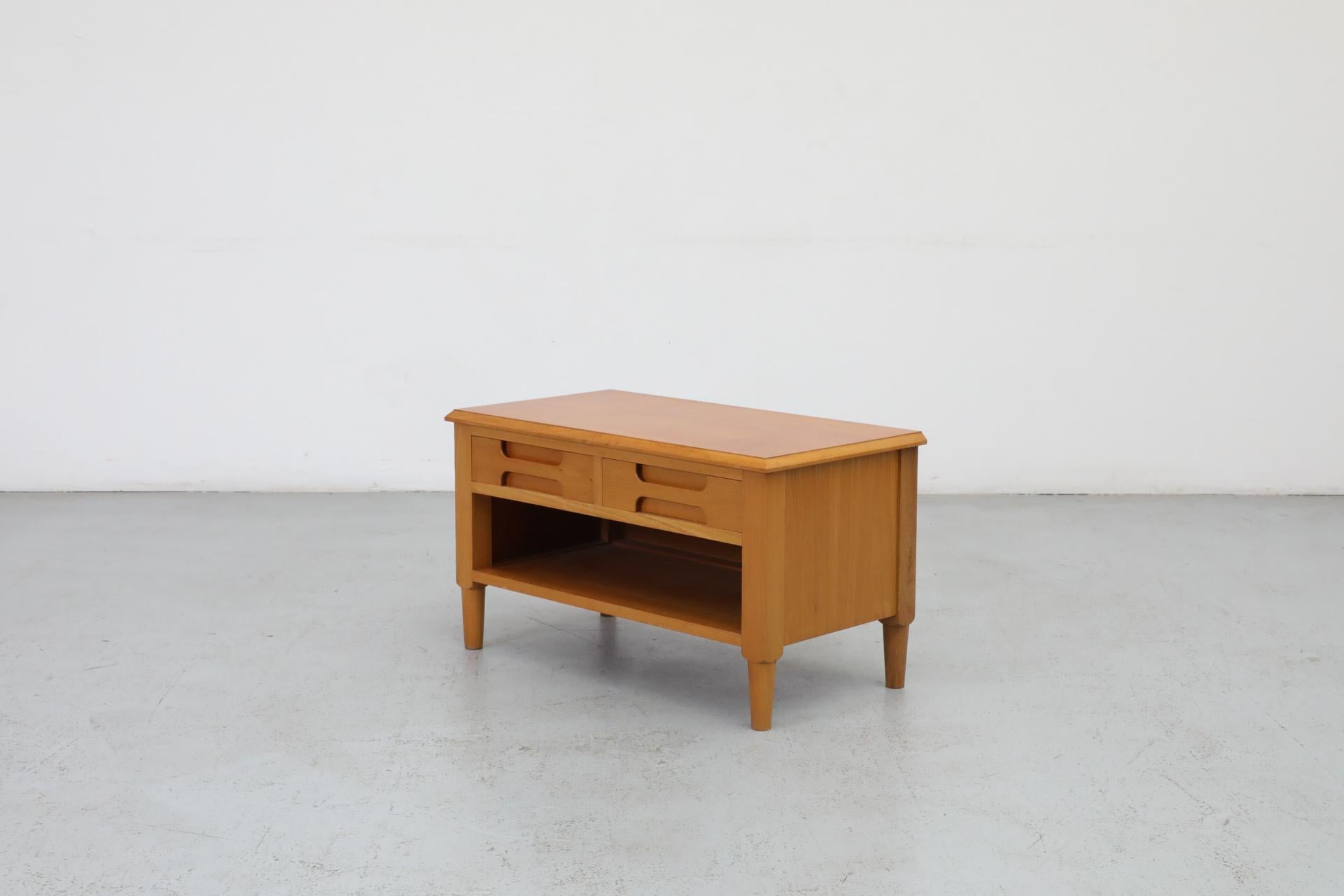 Italienischer Low Night Stand aus der Jahrhundertmitte mit geschnitzten Schubladen und unterem Regal (Moderne der Mitte des Jahrhunderts)
