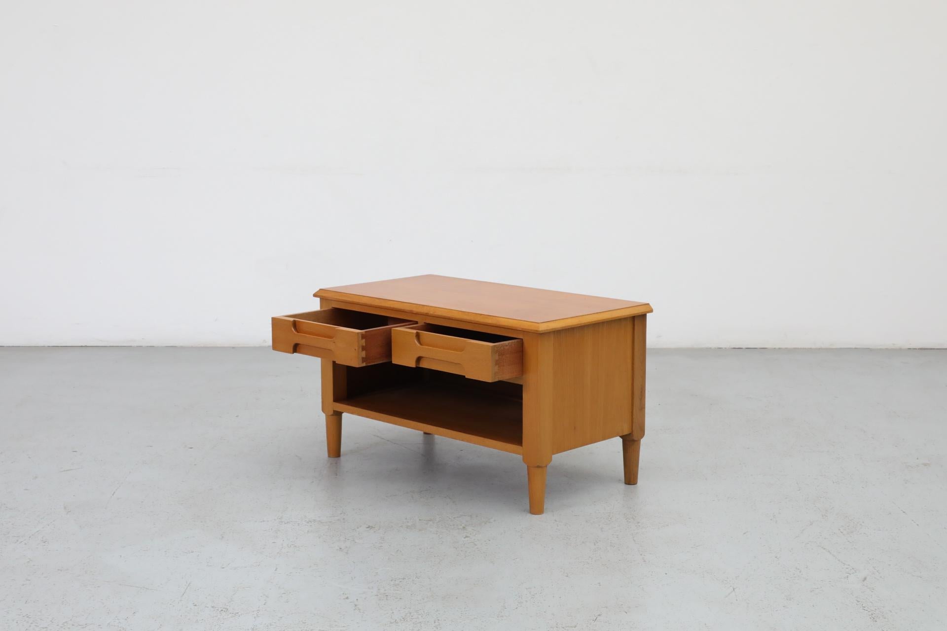 Italienischer Low Night Stand aus der Jahrhundertmitte mit geschnitzten Schubladen und unterem Regal im Zustand „Gut“ in Los Angeles, CA