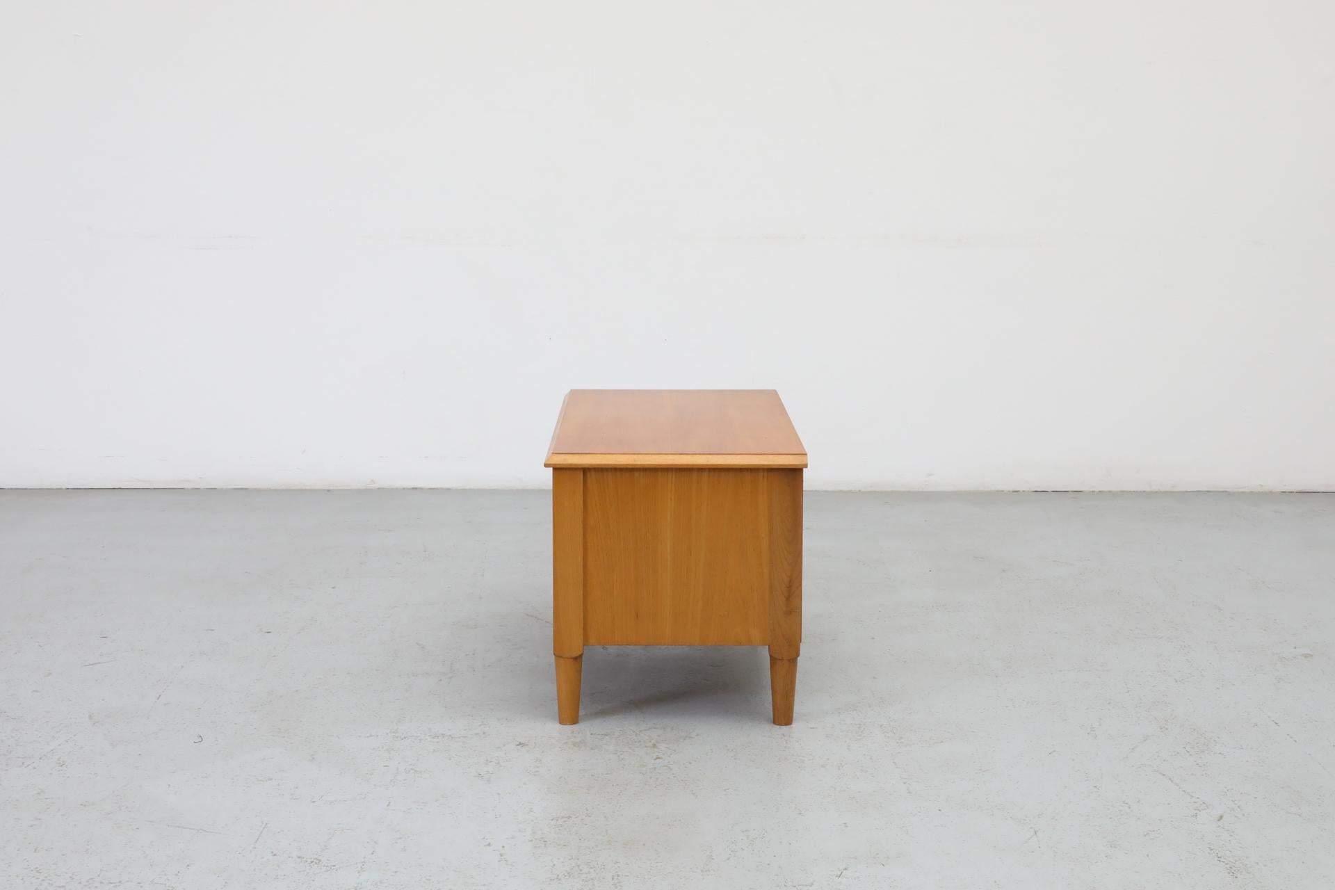 Italienischer Low Night Stand aus der Jahrhundertmitte mit geschnitzten Schubladen und unterem Regal (20. Jahrhundert)