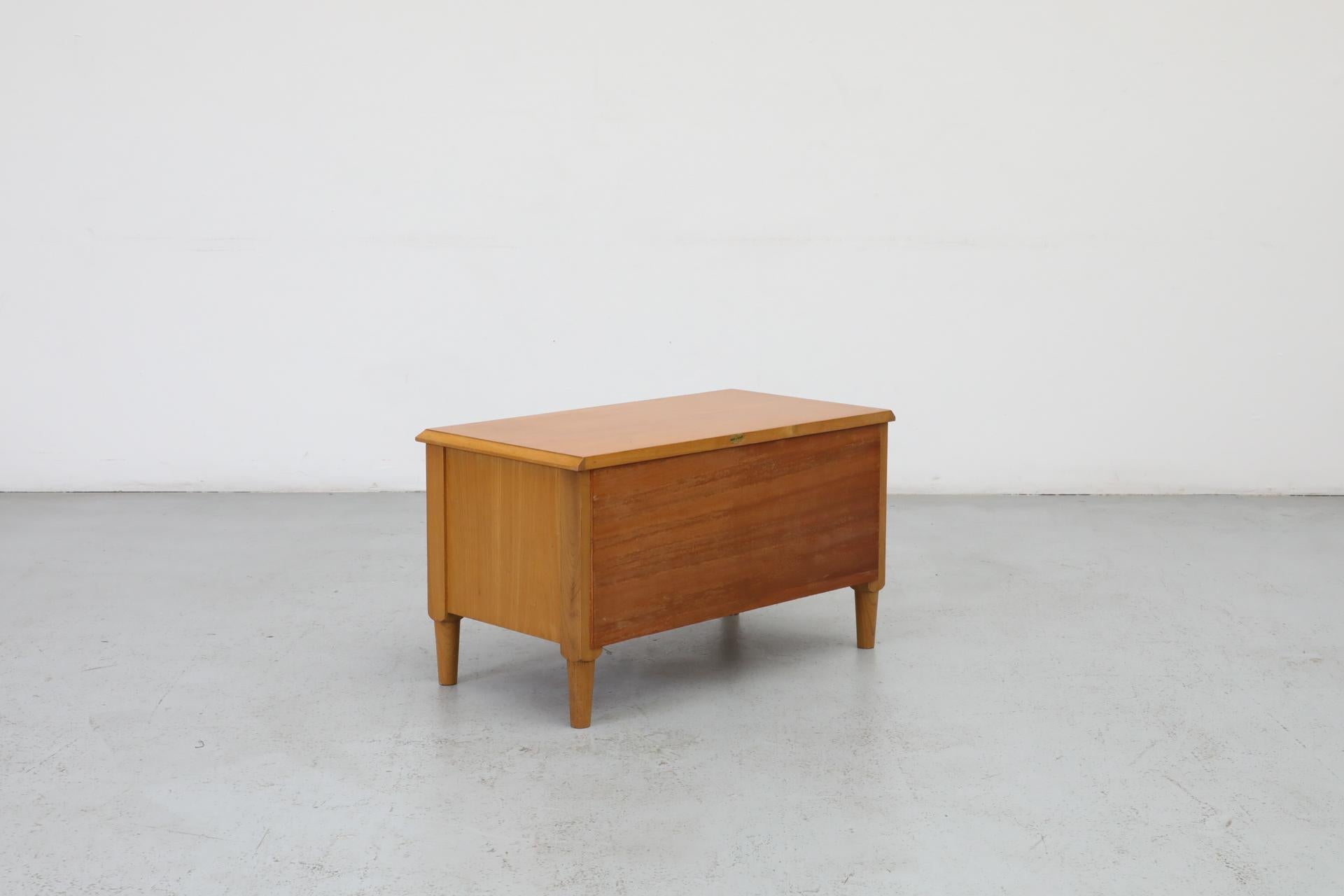 Italienischer Low Night Stand aus der Jahrhundertmitte mit geschnitzten Schubladen und unterem Regal (Holz)