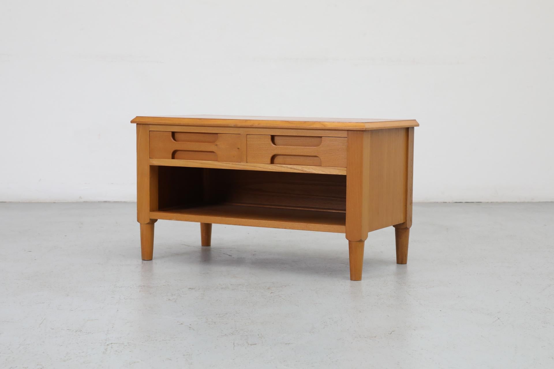 Italienischer Low Night Stand aus der Jahrhundertmitte mit geschnitzten Schubladen und unterem Regal 2