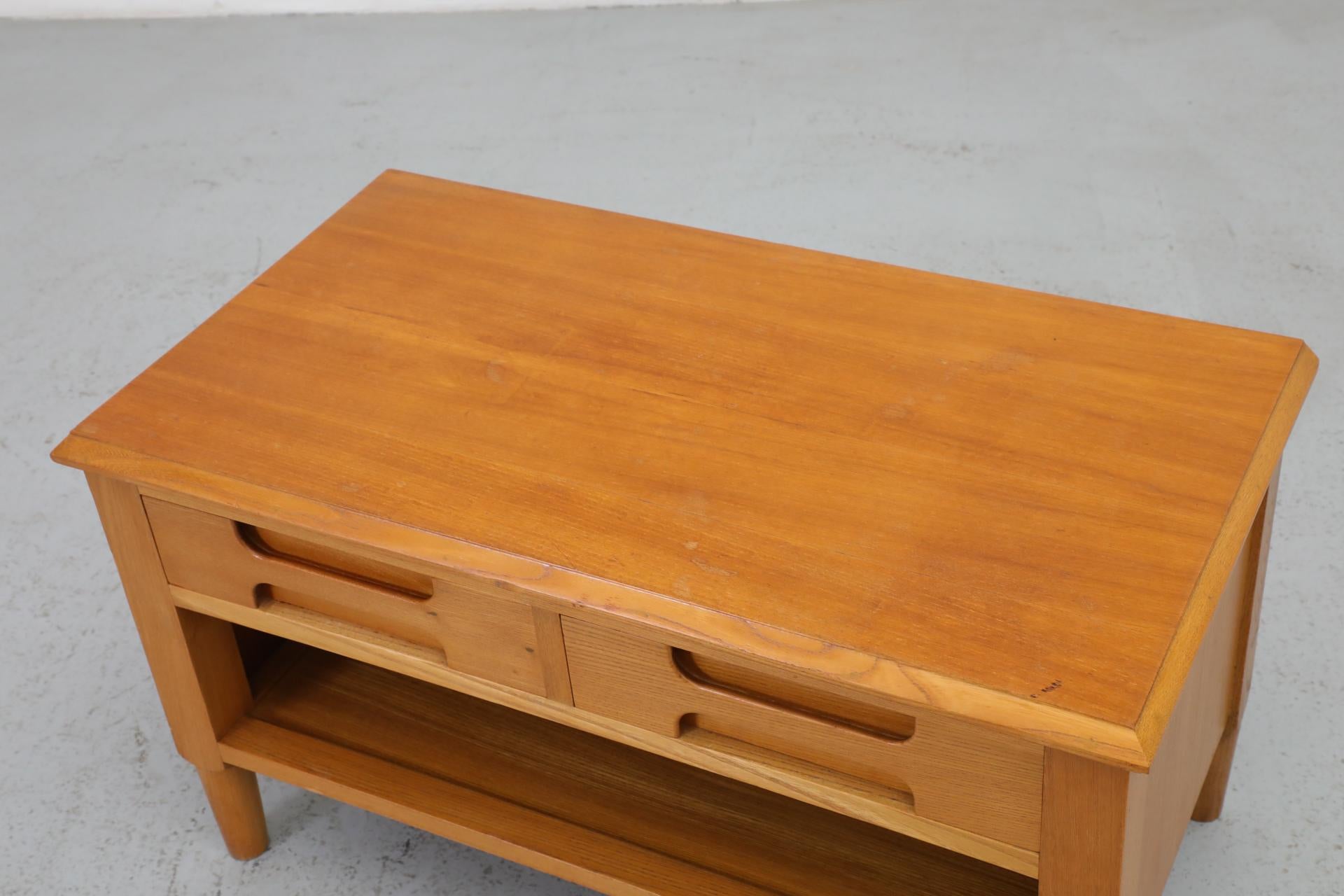 Italienischer Low Night Stand aus der Jahrhundertmitte mit geschnitzten Schubladen und unterem Regal 3