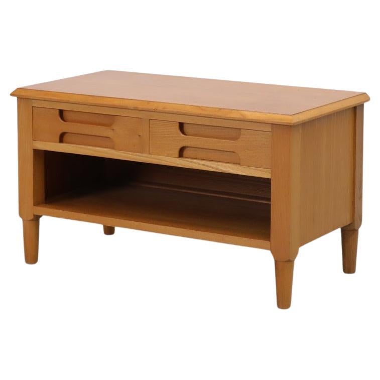 Italienischer Low Night Stand aus der Jahrhundertmitte mit geschnitzten Schubladen und unterem Regal