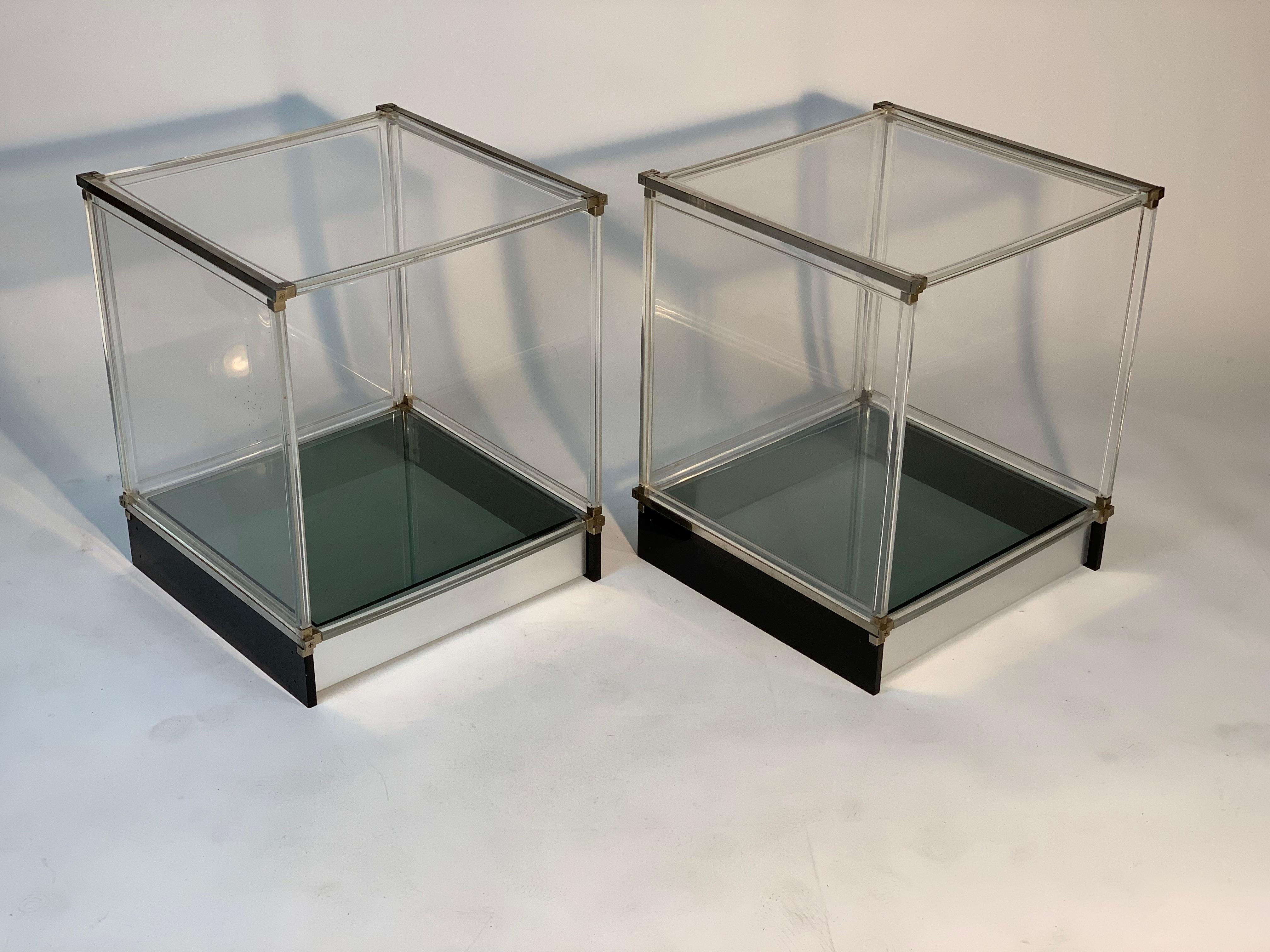 Pair of Mid Century Italian side tables with three sides in lucite, one side open with a glass shelf, chromed metal frame.
Products in the 70s combine 3 materials typical of the time to obtain new coffee tables with a transparent design and