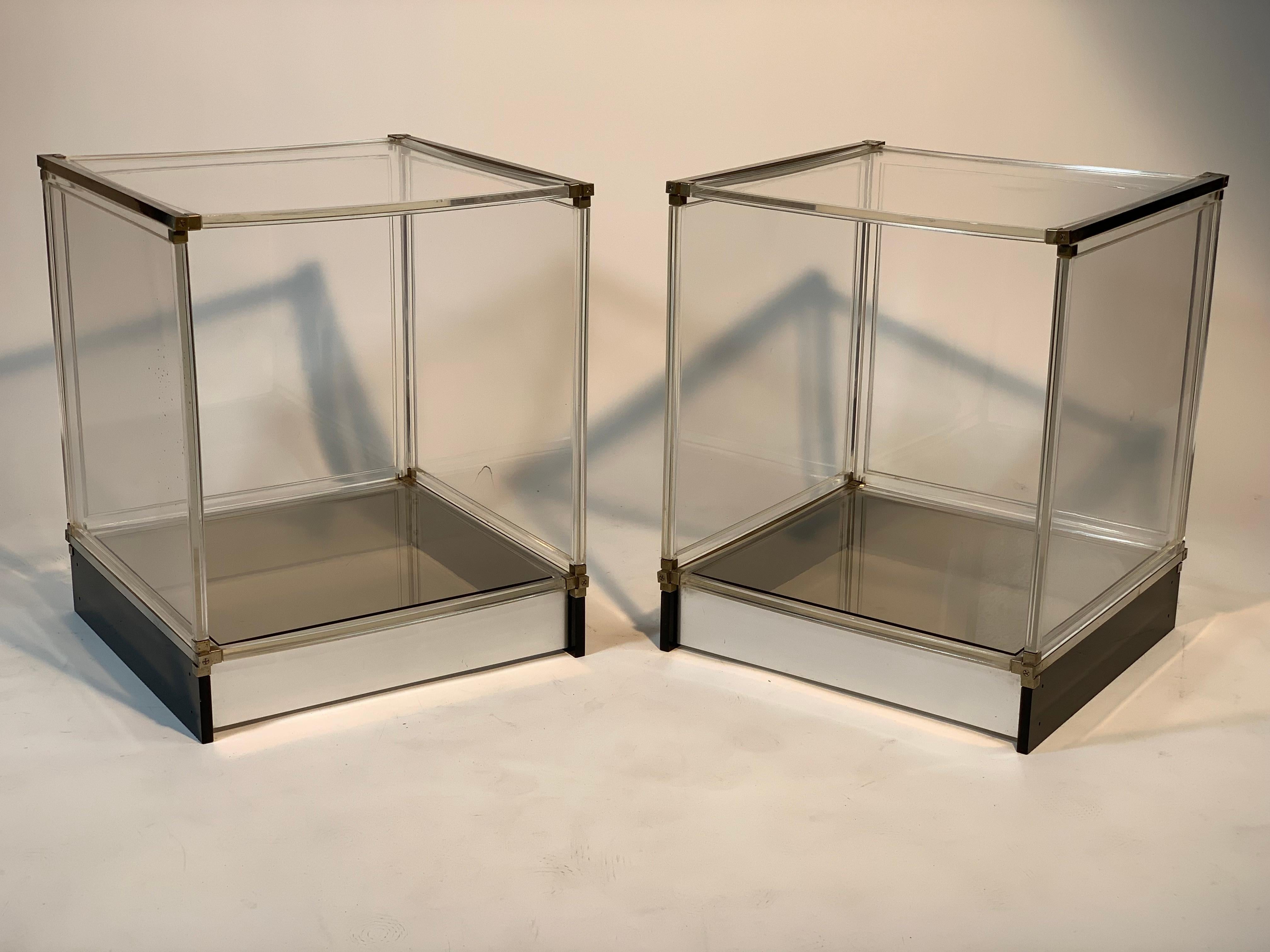 Pair of mid century Italian side tables with three sides in lucite, one side open with a glass shelf, chromed metal frame.
Products in the 70s combine 3 materials typical of the time to obtain new coffee tables with a transparent design and