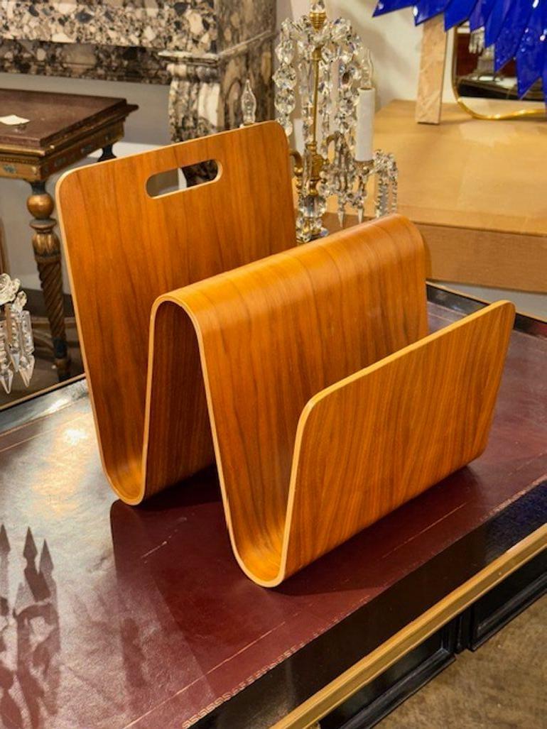 Portariviste in noce sagomato di design italiano di metà secolo. Circa 1970. Perfetto per il design eclettico di oggi! 13w 15d x 14h
