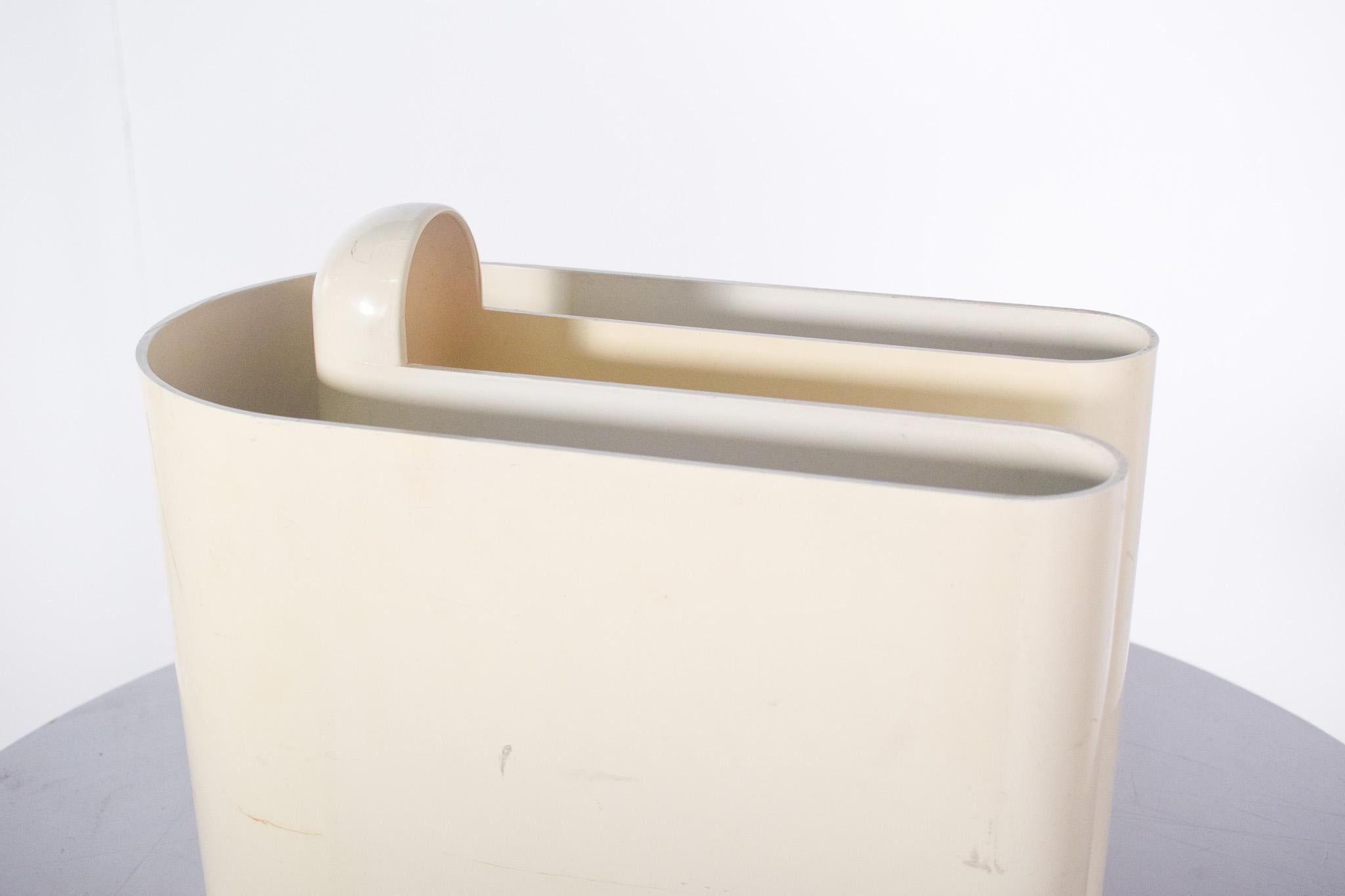 Porte-magazine italien, Rodolfo Bonetto. Moderne et minimaliste, en plastique rigide beige. Sa forme distinctive présente des courbes douces et un double compartiment permettant d'organiser différentes publications. Une sphère arrondie se détache au