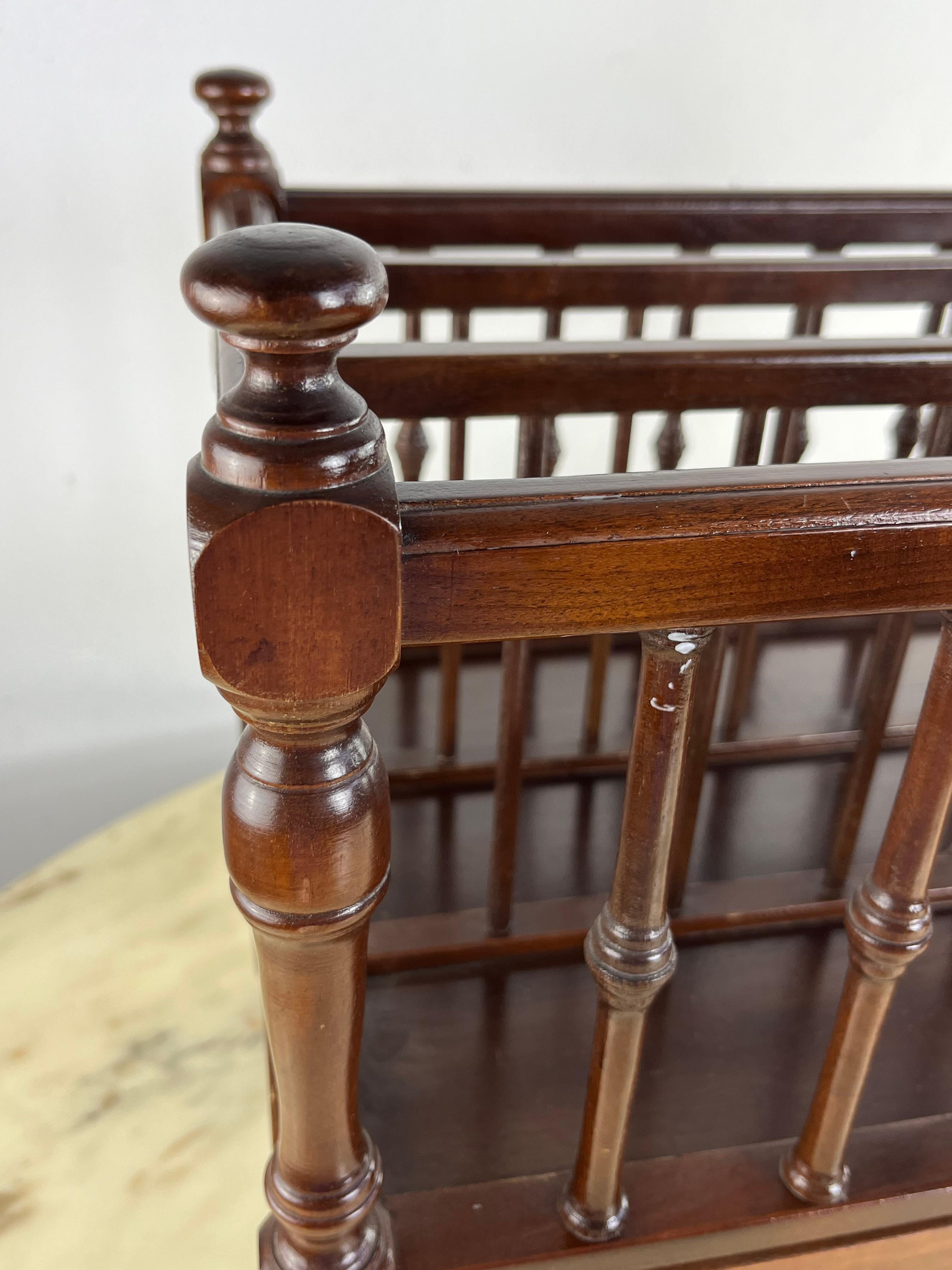 Legno Portariviste italiano di metà secolo con cassetto 1960 in vendita