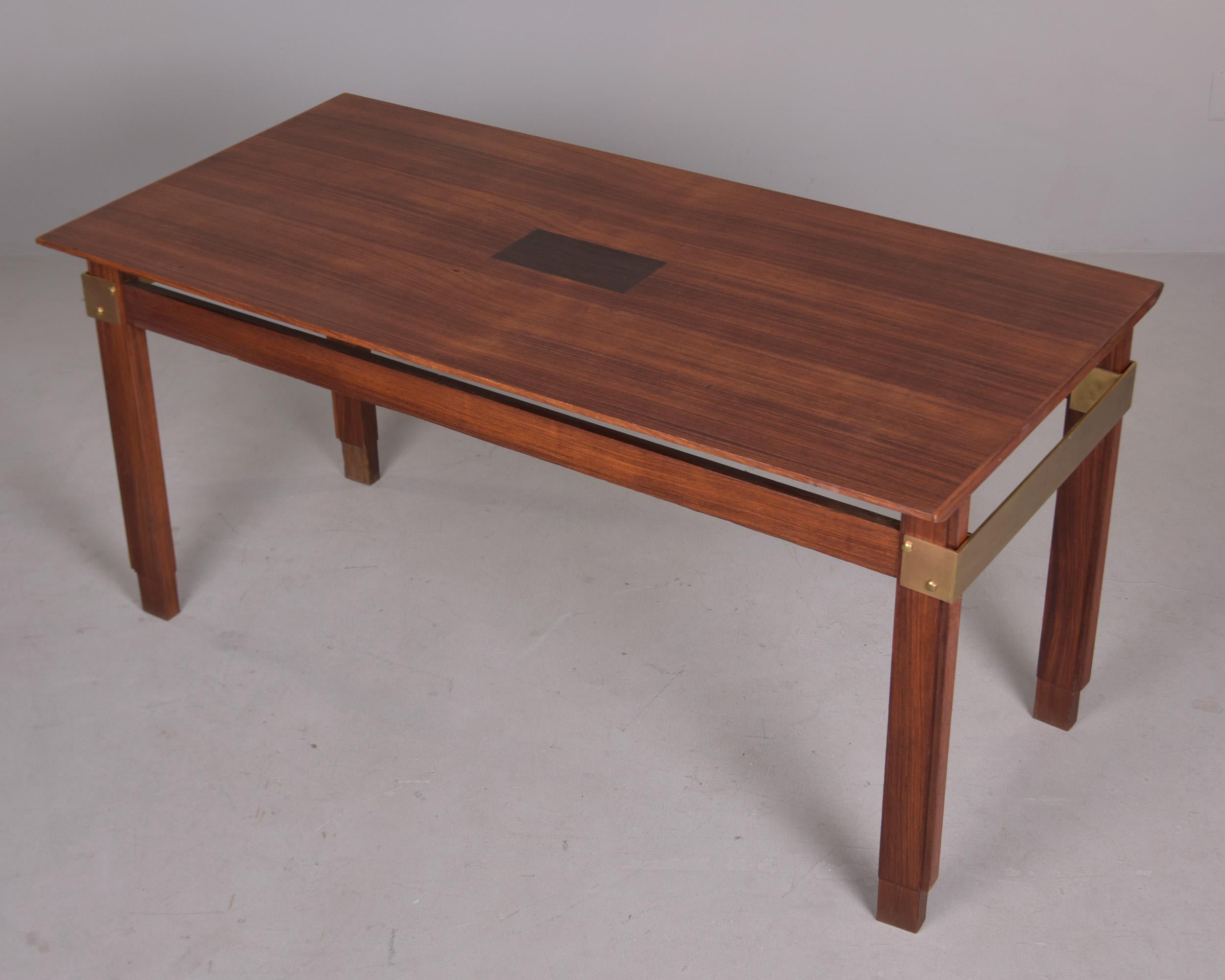 Mid-Century Modern Table de salle à manger italienne du milieu du siècle en acajou et laiton en vente