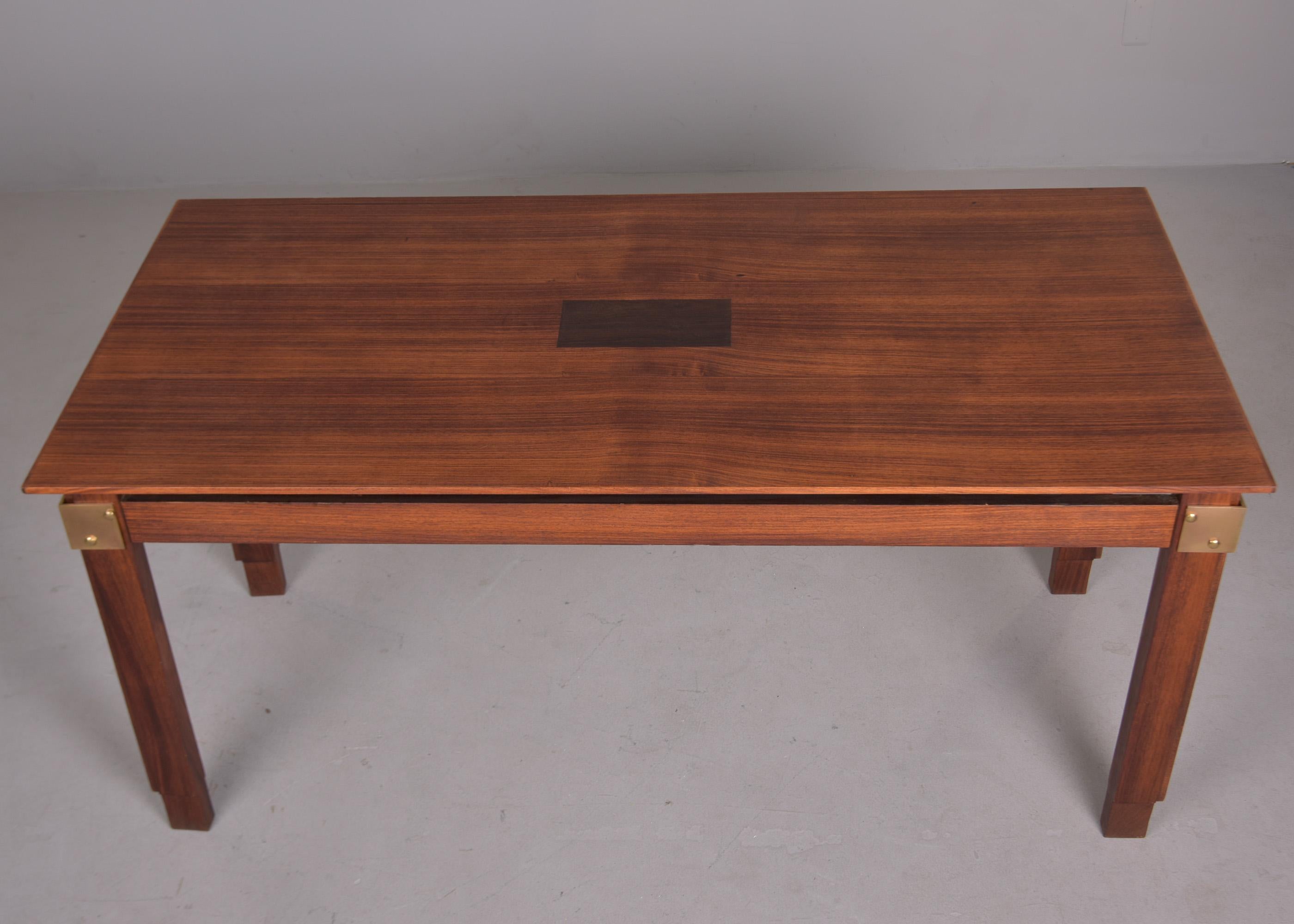 Table de salle à manger italienne du milieu du siècle en acajou et laiton Bon état - En vente à Troy, MI