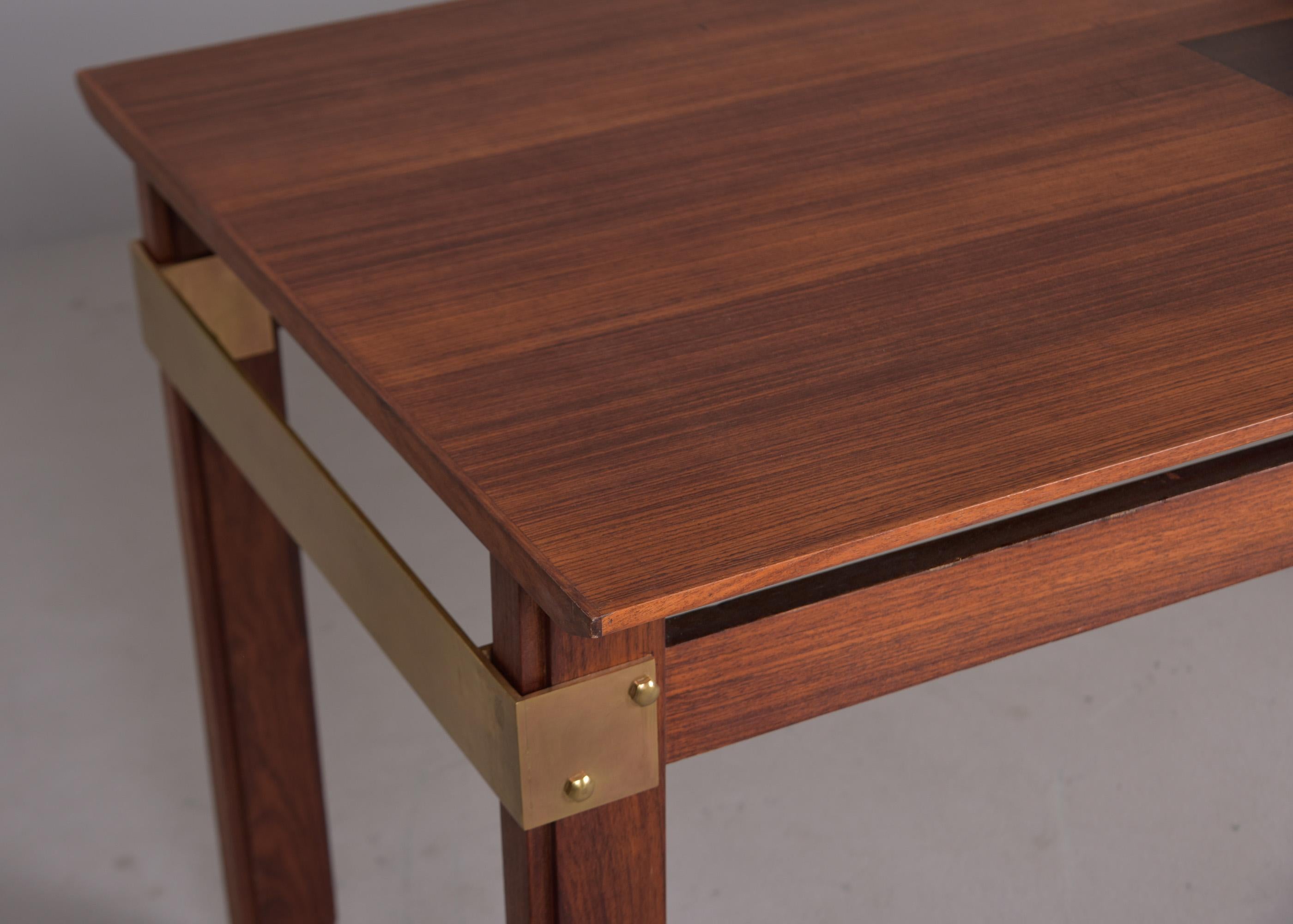 20ième siècle Table de salle à manger italienne du milieu du siècle en acajou et laiton en vente