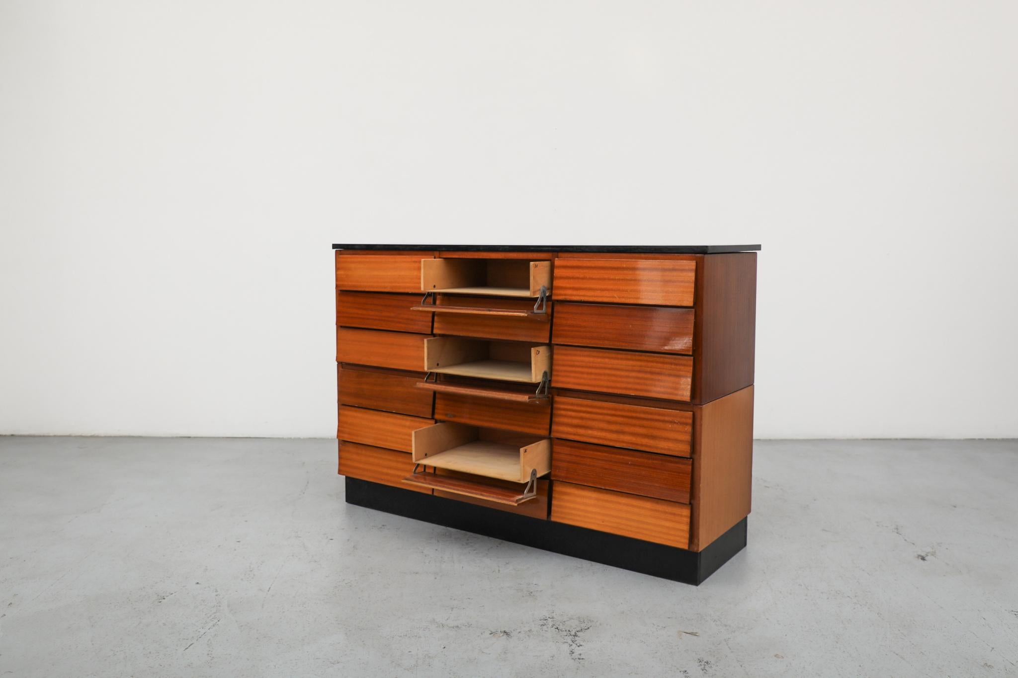 Cabinet d'archives italien en acajou du milieu du siècle, dans le style de Gio Ponti en vente 4