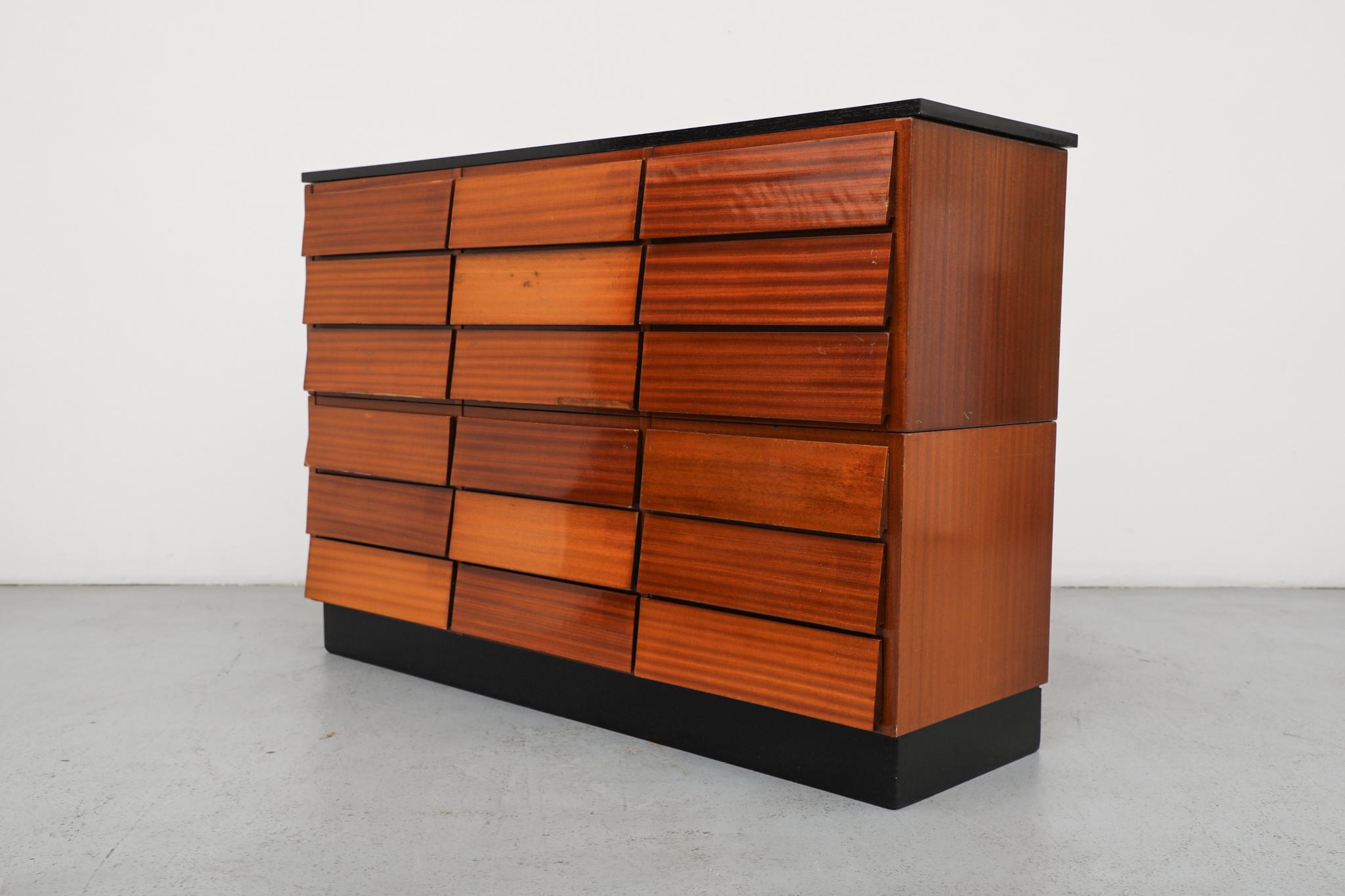Cabinet d'archives italien en acajou du milieu du siècle, dans le style de Gio Ponti en vente 7