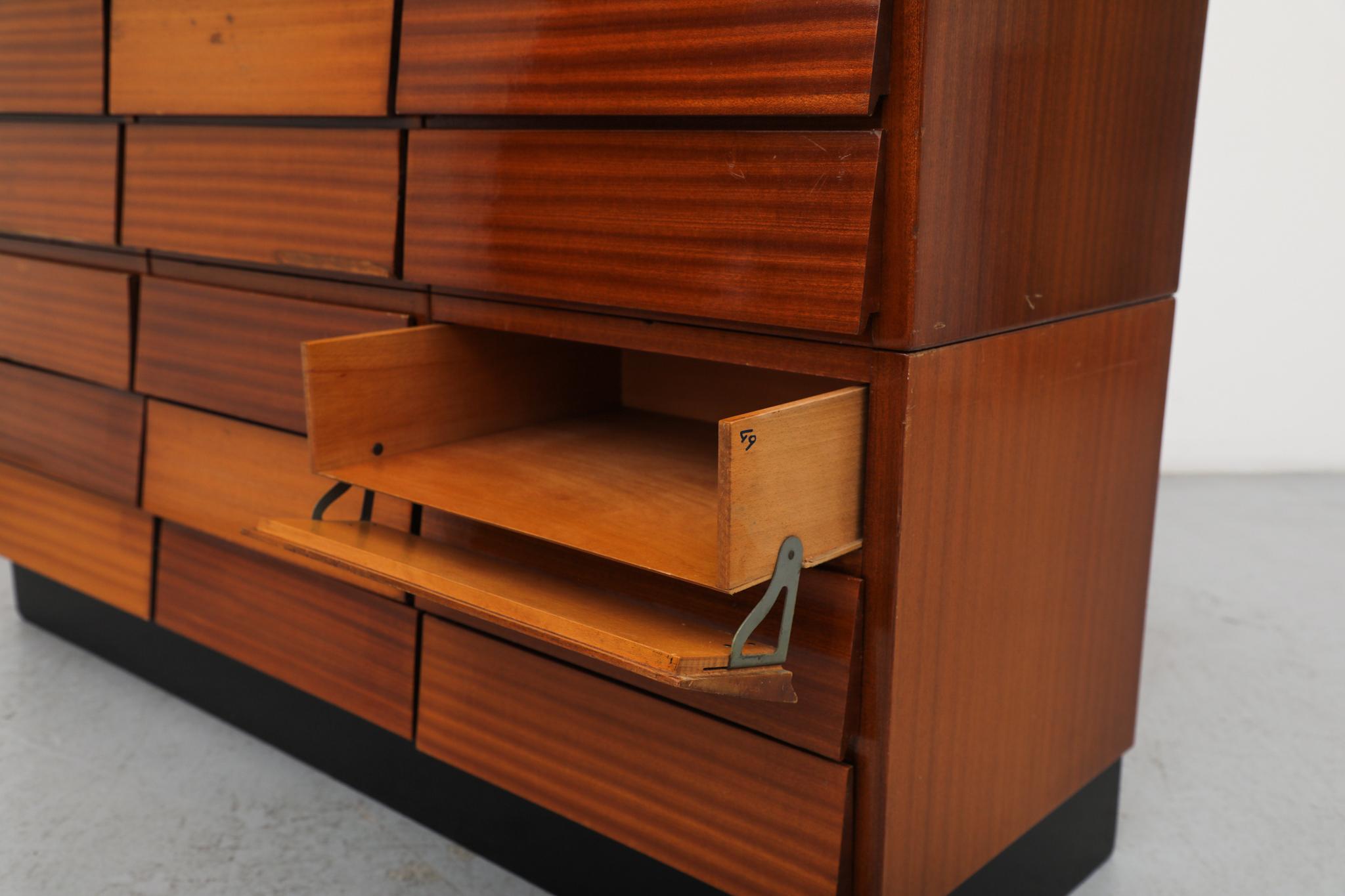 Cabinet d'archives italien en acajou du milieu du siècle, dans le style de Gio Ponti en vente 8