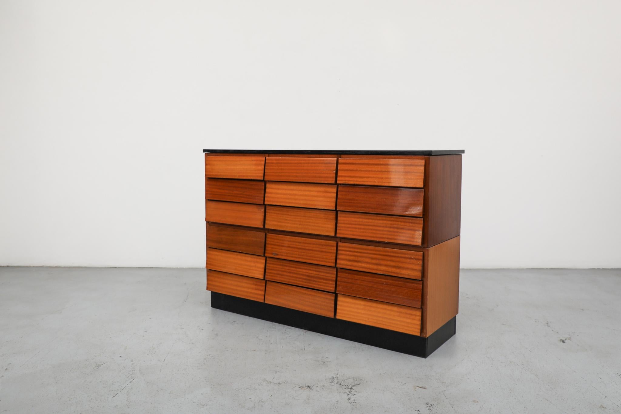 Cette belle et rare cassettiera schedario (commode à tiroirs) italienne a été produite par la société Schirolli et date du milieu du XXe siècle, probablement des années 1950. La conception est une pièce sophistiquée de l'architecture de stockage,