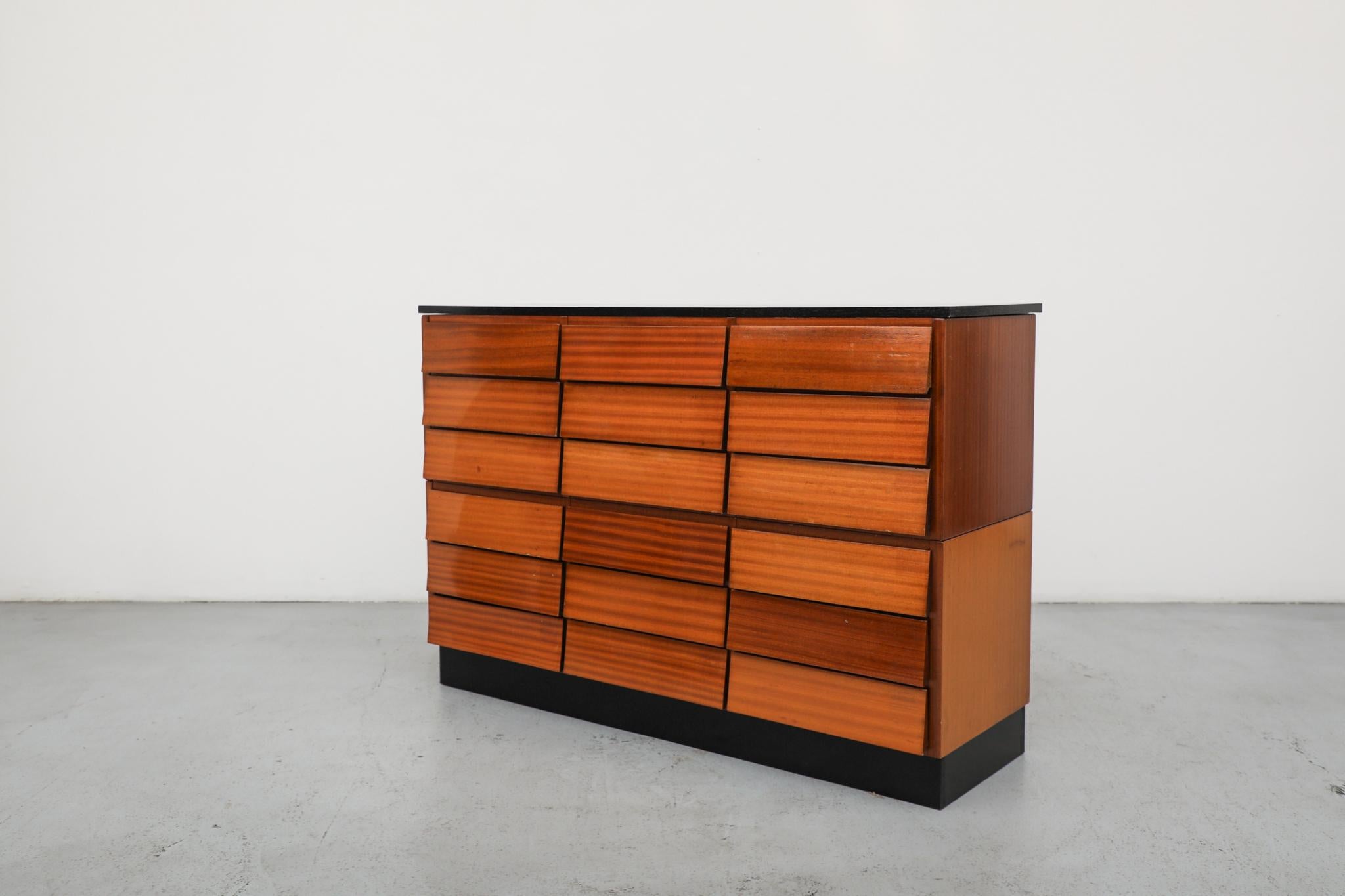 Cabinet d'archives italien en acajou du milieu du siècle, dans le style de Gio Ponti Bon état - En vente à Los Angeles, CA