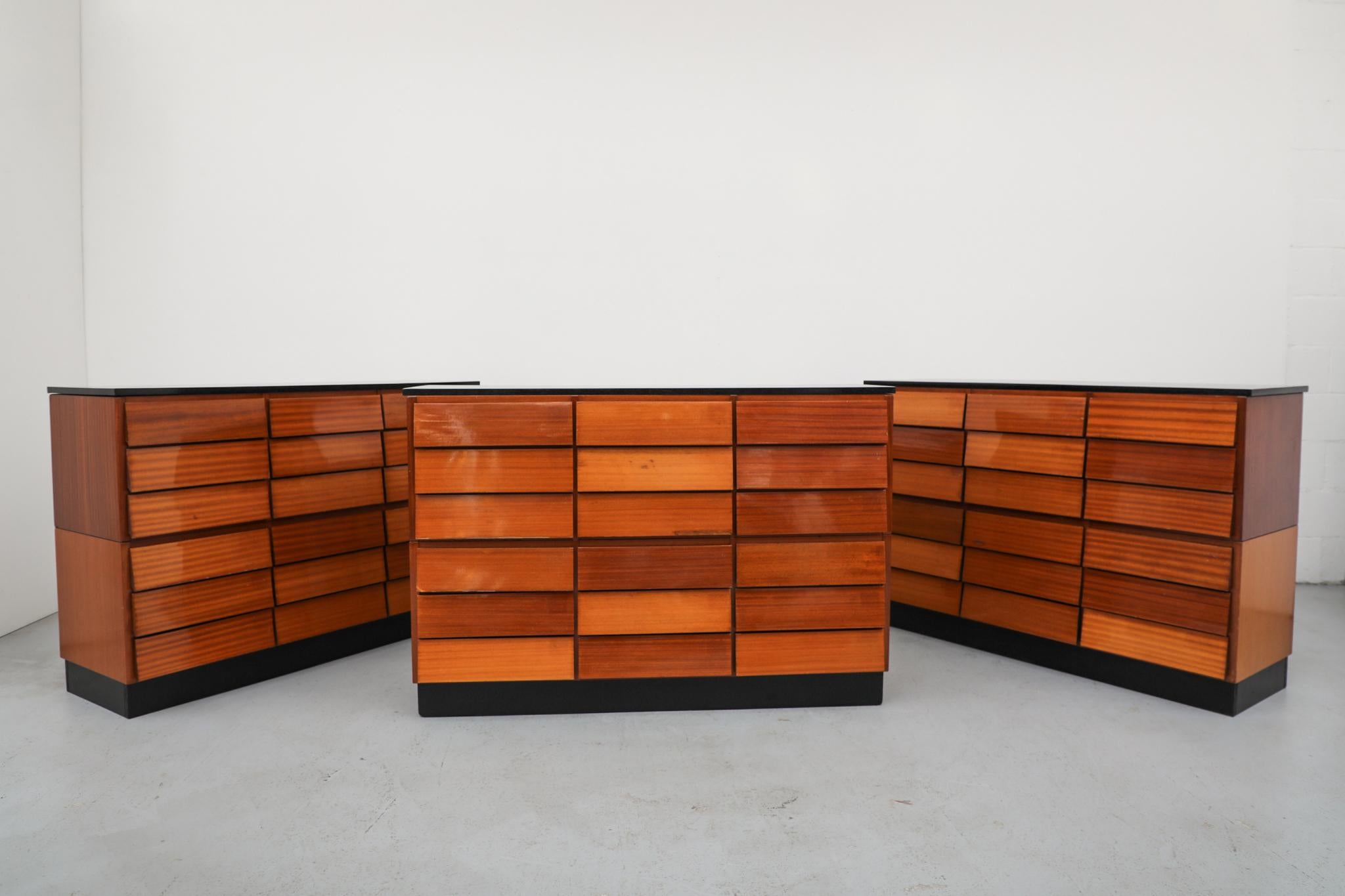 Cabinet d'archives italien en acajou du milieu du siècle, dans le style de Gio Ponti en vente 1