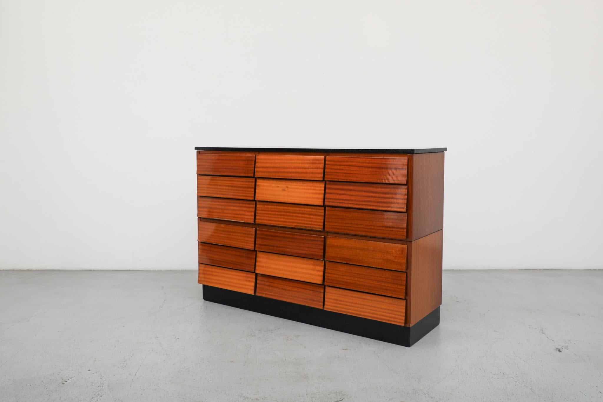 Cabinet d'archives italien en acajou du milieu du siècle, dans le style de Gio Ponti en vente 2