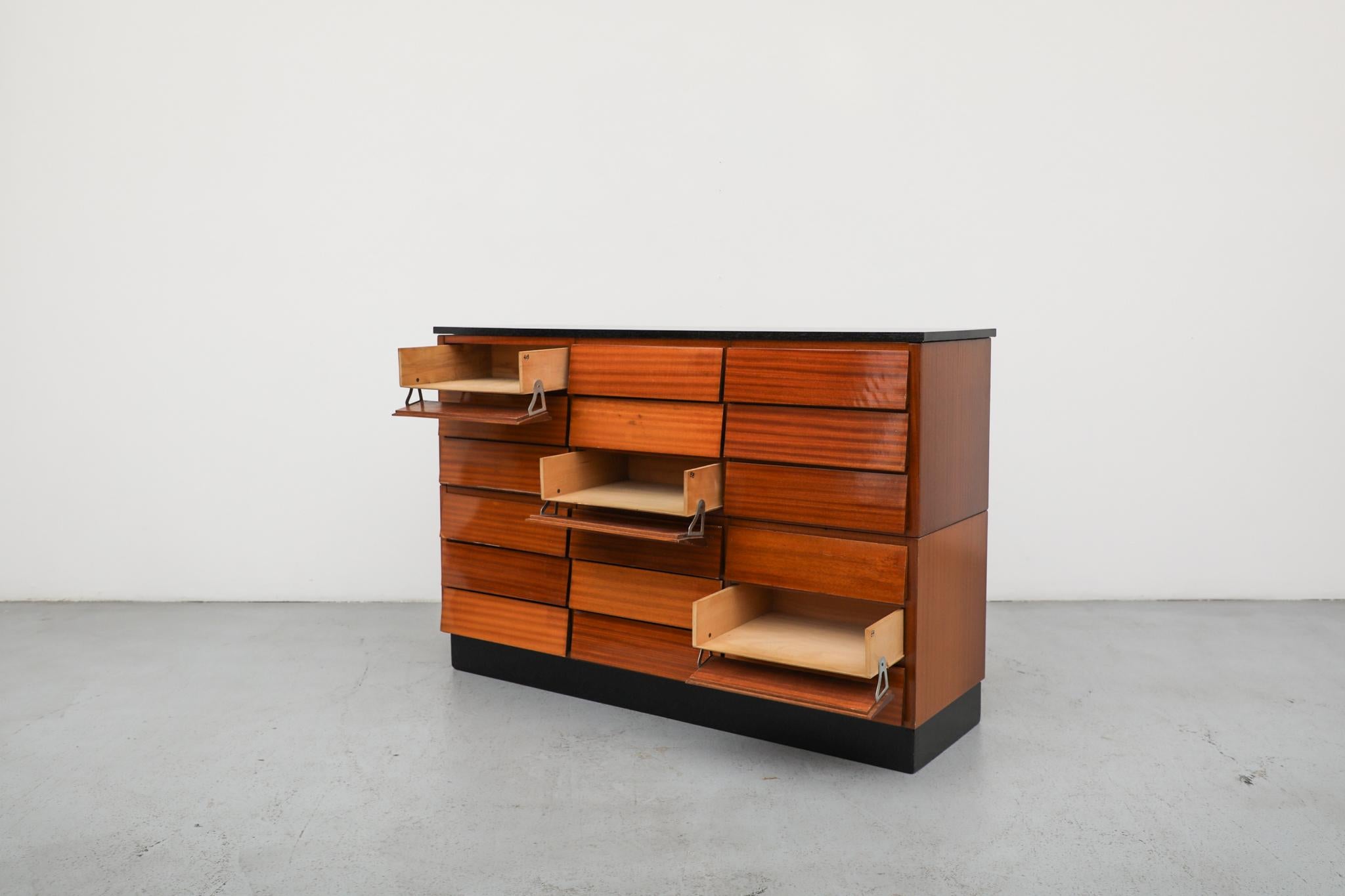 Cabinet d'archives italien en acajou du milieu du siècle, dans le style de Gio Ponti en vente 3