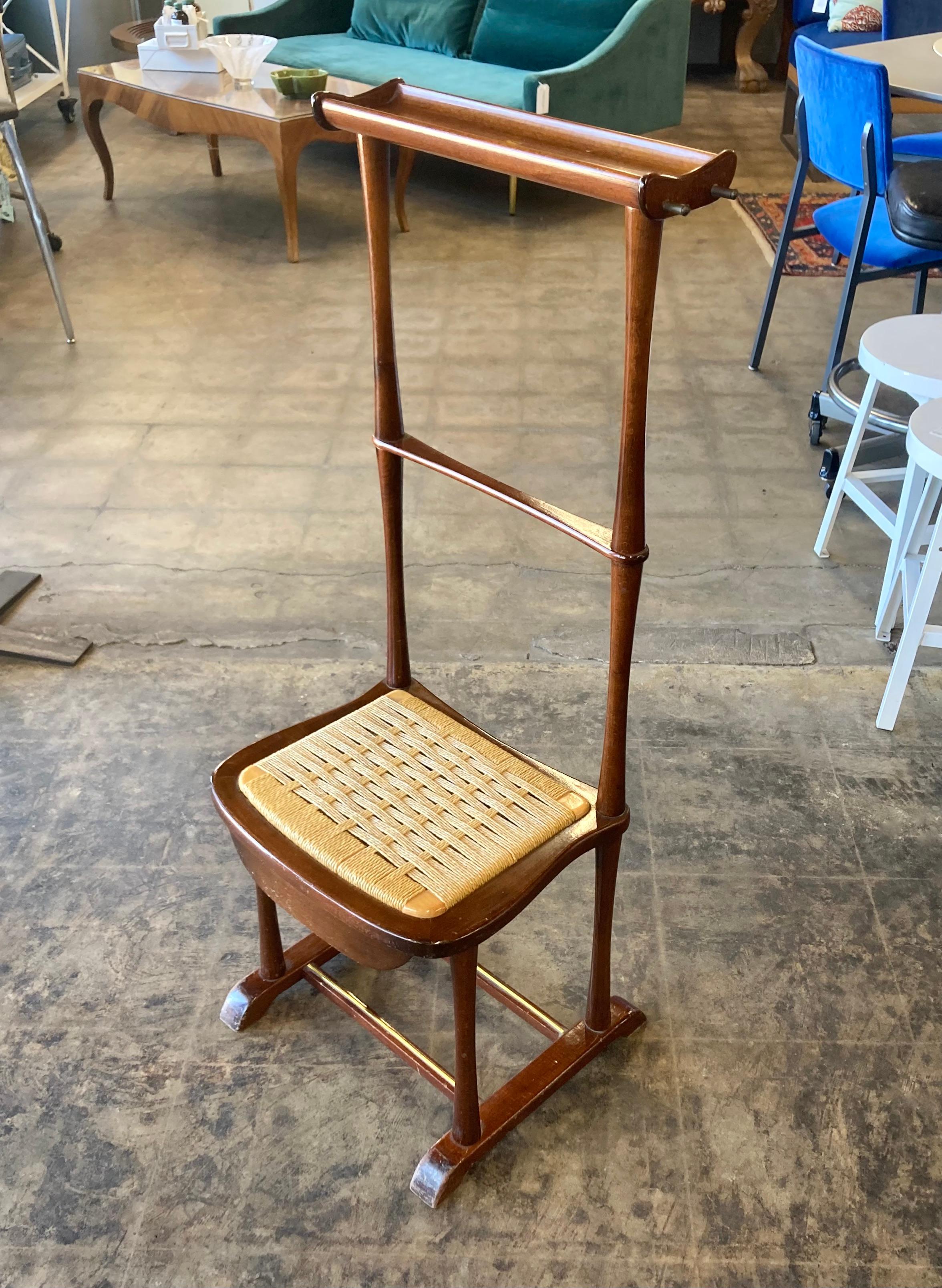 Elegante y práctico aparcacoches de mediados de siglo de SPQR. Armazón de caoba de fabricación italiana, con asiento de junco tejido en fantástico estado. El compartimento con cajón bajo el asiento y la bandeja de almacenamiento en la parte superior