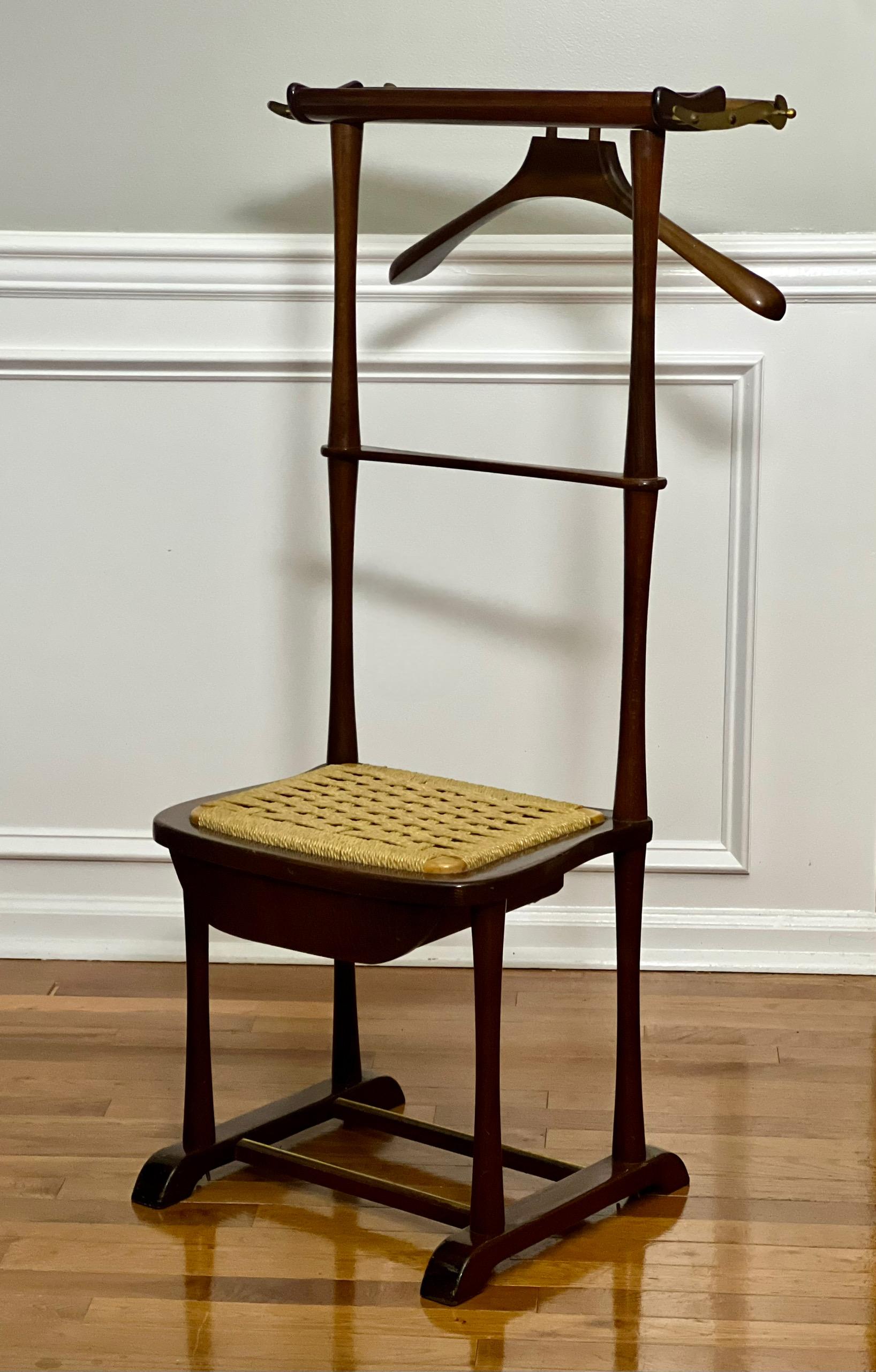 Vintage Italian mahogany and brass suit valet chair/stand with drawer by SPQR, 1950s.

Praktisches Design und feine italienische Handwerkskunst vereinen sich in diesem attraktiven Dienerstand.  Ein großartiges Design mit einem geflochtenen