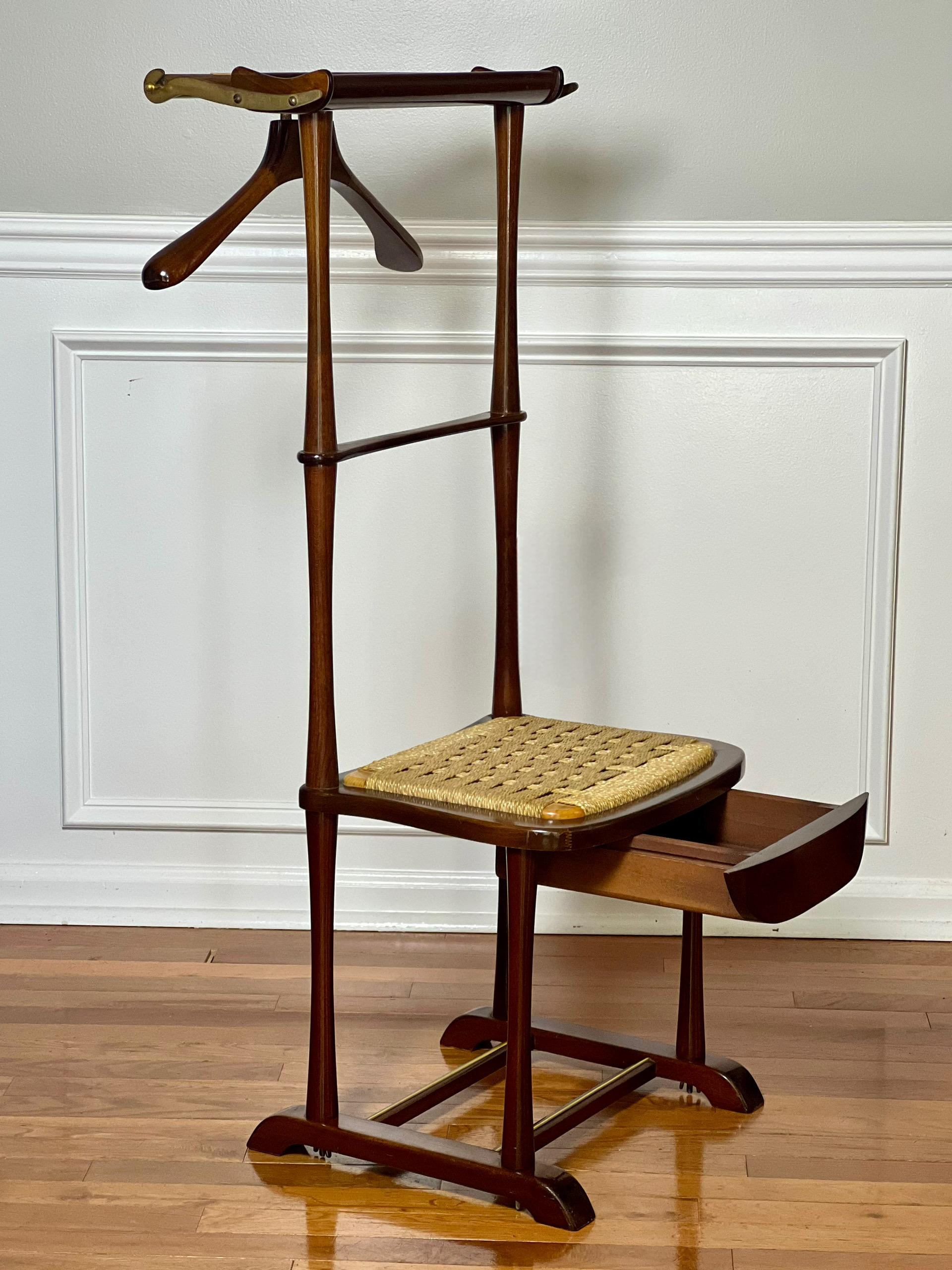 Italienischer Mahagoni-Valet Stand mit Schublade von SPQR aus der Jahrhundertmitte im Zustand „Gut“ in Doylestown, PA