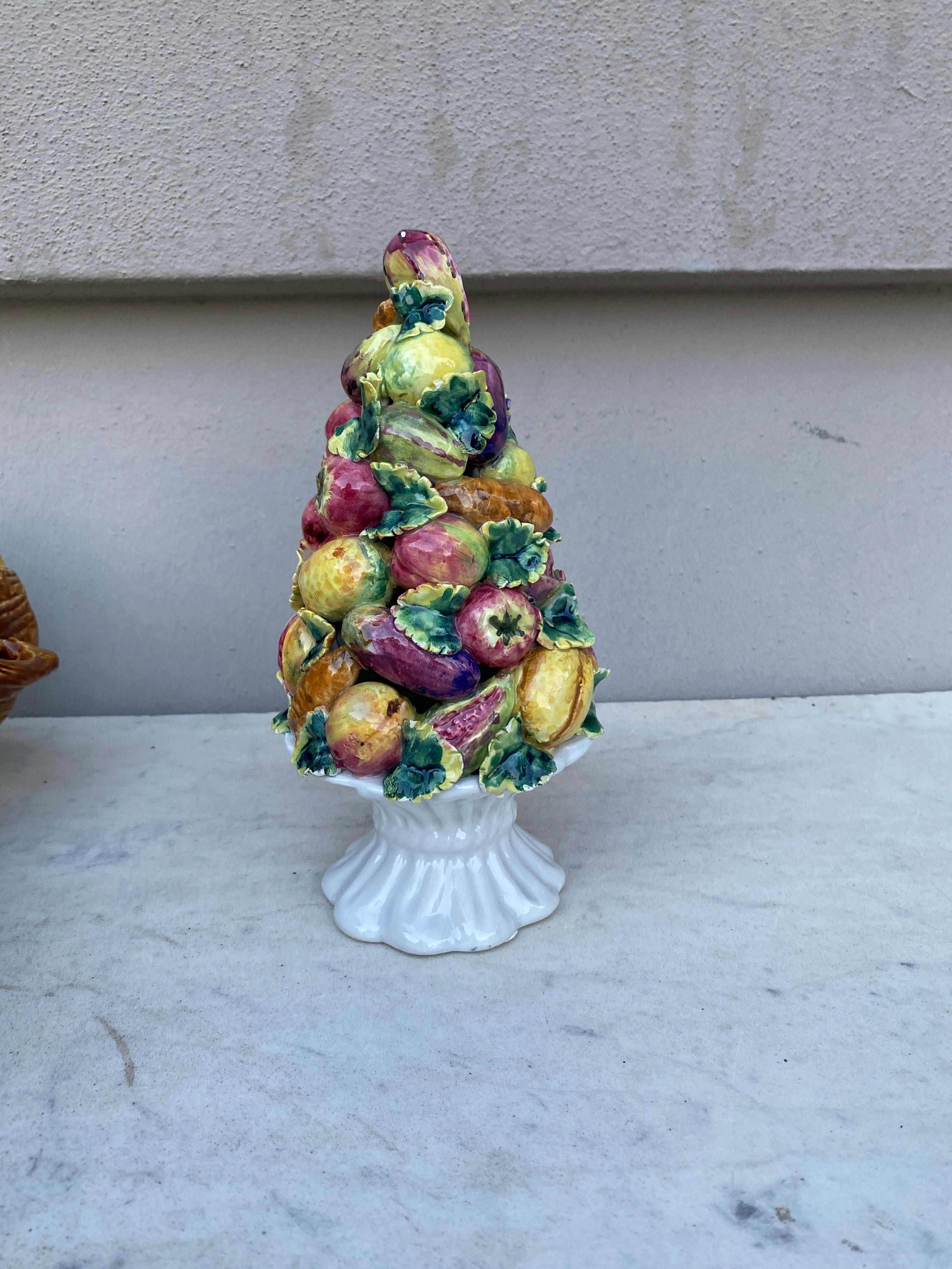 Mid-Century Modern Topiaire à fleurons en majolique italienne à fruits du milieu du siècle en vente