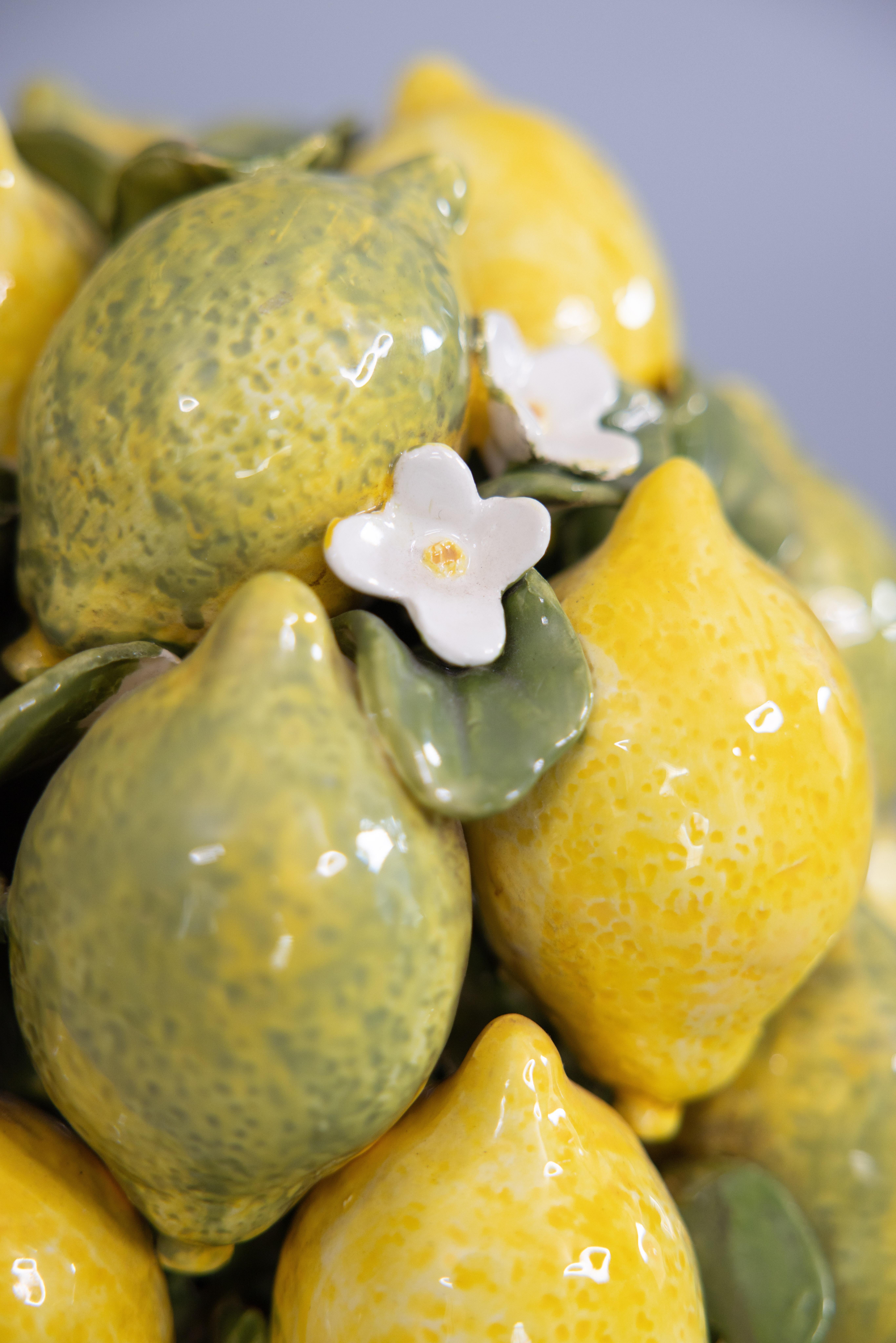 Majolique Centre de table en majolique italienne du milieu du siècle dernier - Panier Topiaire Citrons et Limes