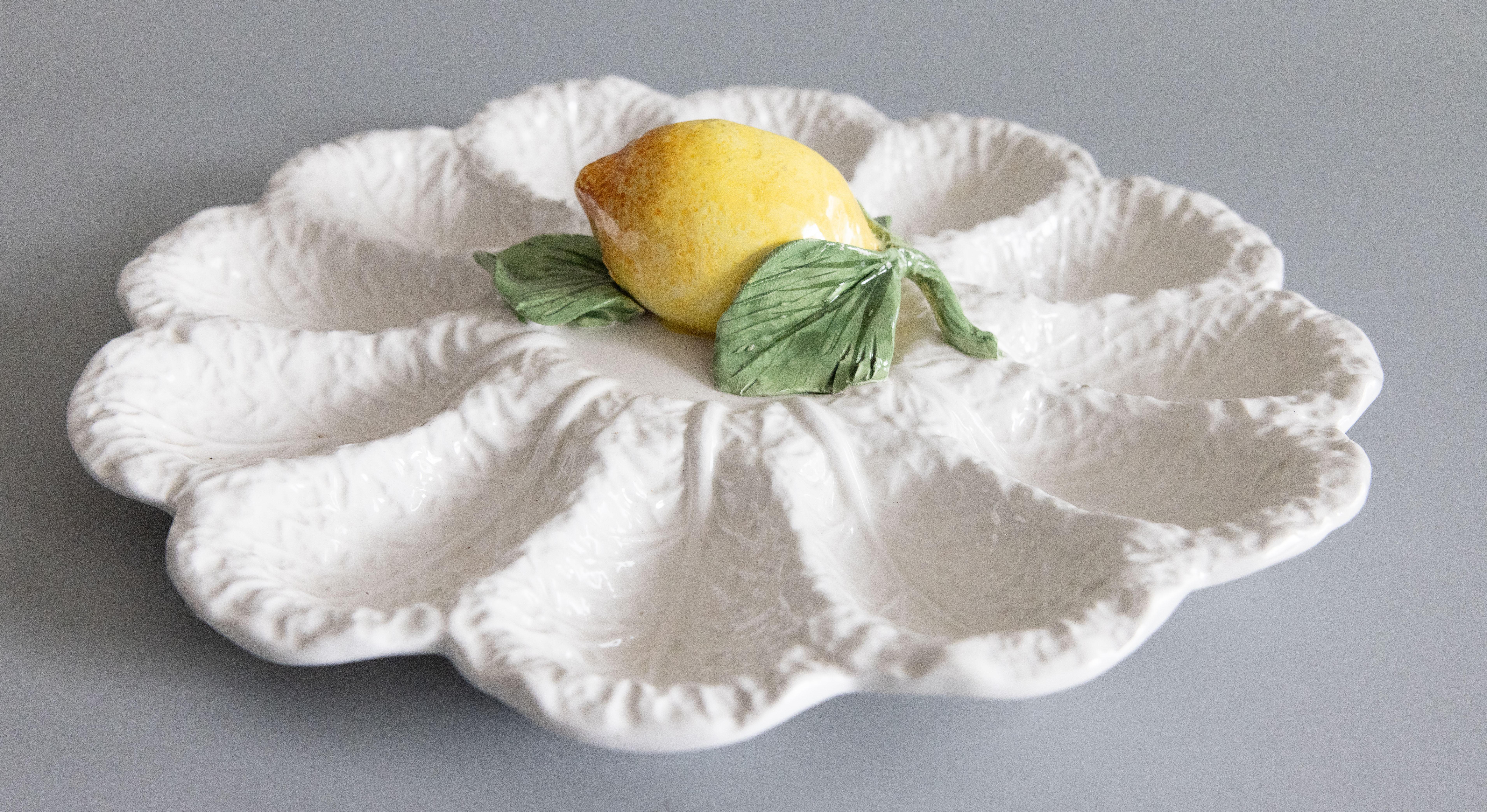 Uno straordinario piatto o vassoio per ostriche in maiolica italiana di metà secolo, Barbotine, trompe l'oeil al limone. Marchio 