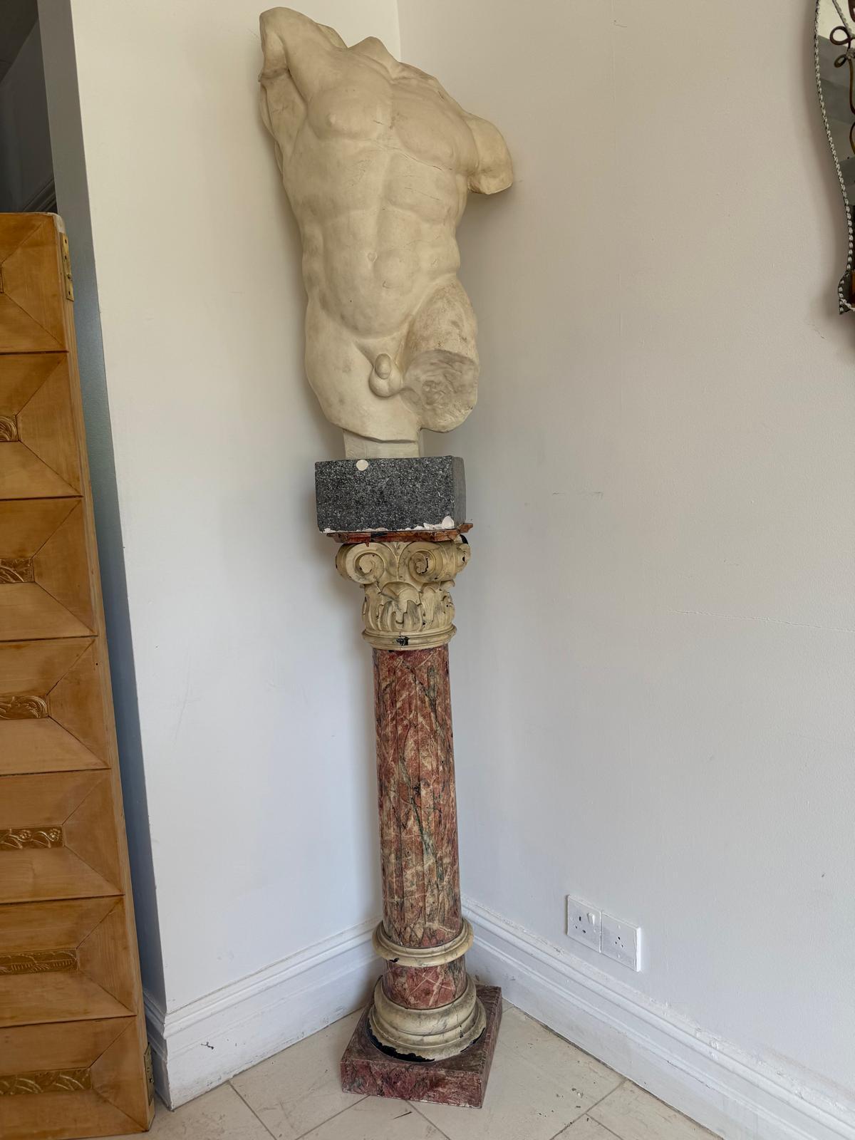Un torso masculino italiano de mediados de siglo de estilo romano en composite sobre base y columna de madera de estilo romano, tamaño de la columna 110cm. de alto y 20cm. de diámetro, el busto mide 92cm. de alto, 30cm. de ancho y 27cm. de