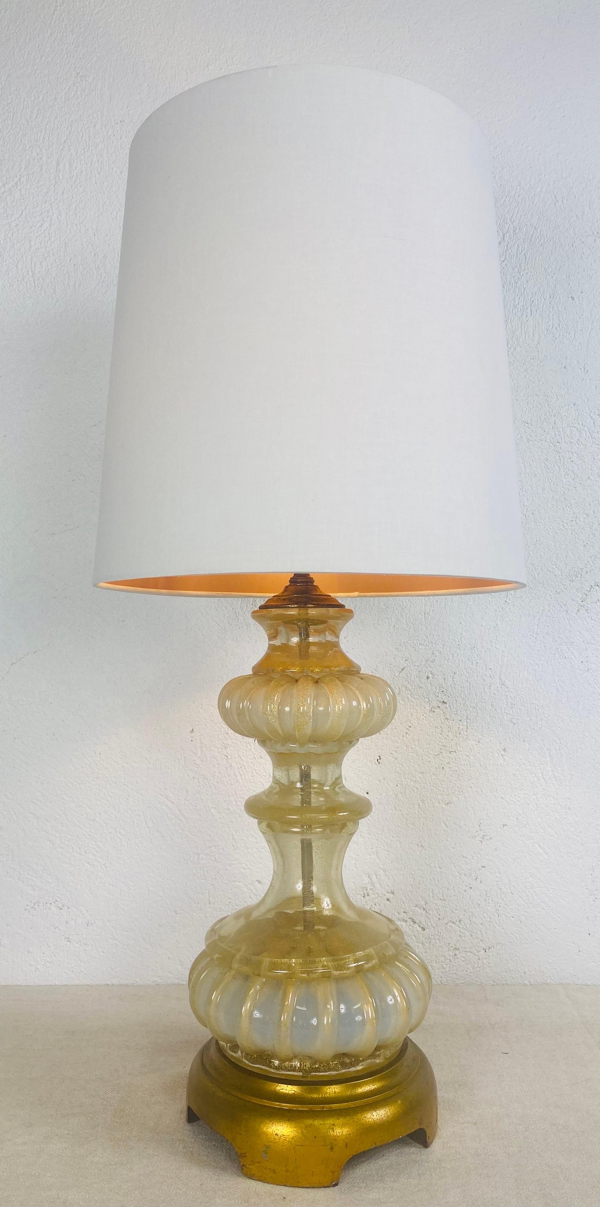 Midcentury Italian Murano Table Lamp by Barovier &Toso In Good Condition For Sale In Allentown, PA