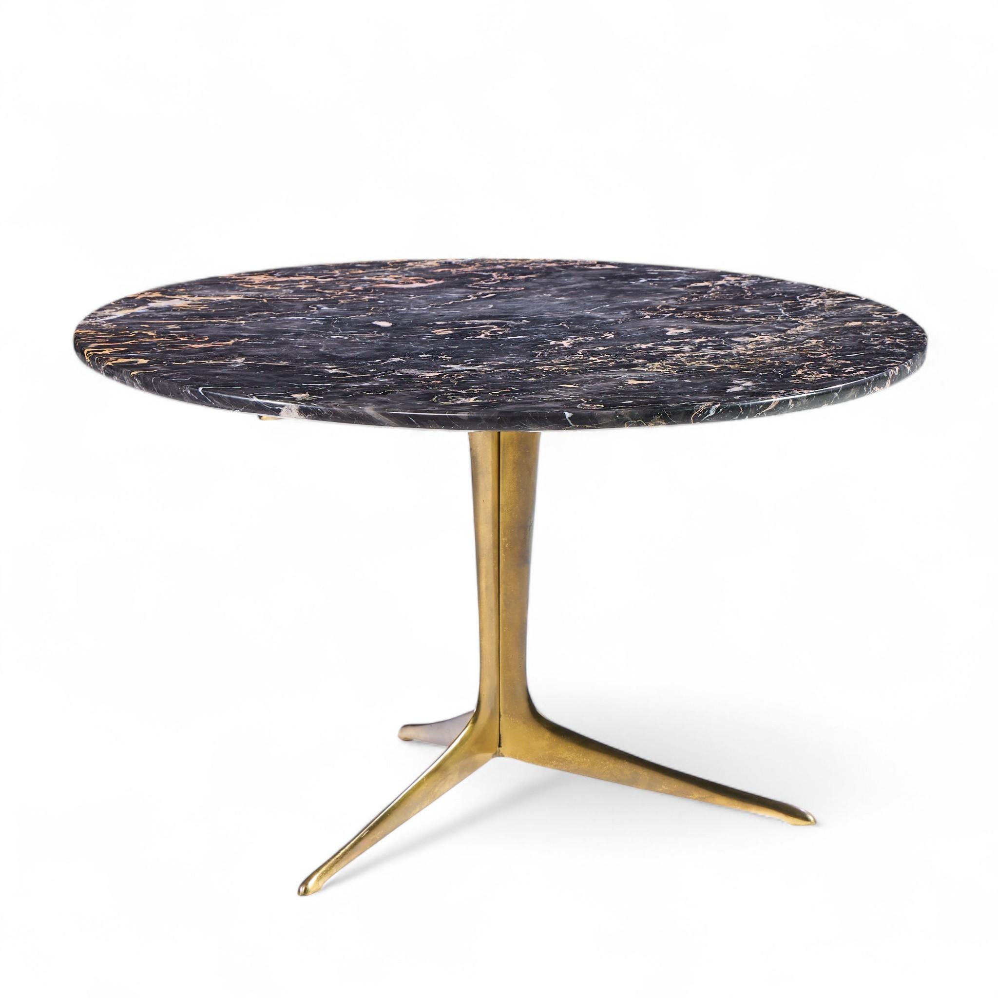 Table basse italienne du milieu du siècle en marbre et laiton

Cette table basse mesure : 29 de large x 29 de profond x 17.25 de haut

Excellent état.

Nous prenons nos photos dans un studio à éclairage contrôlé afin de montrer le plus de détails