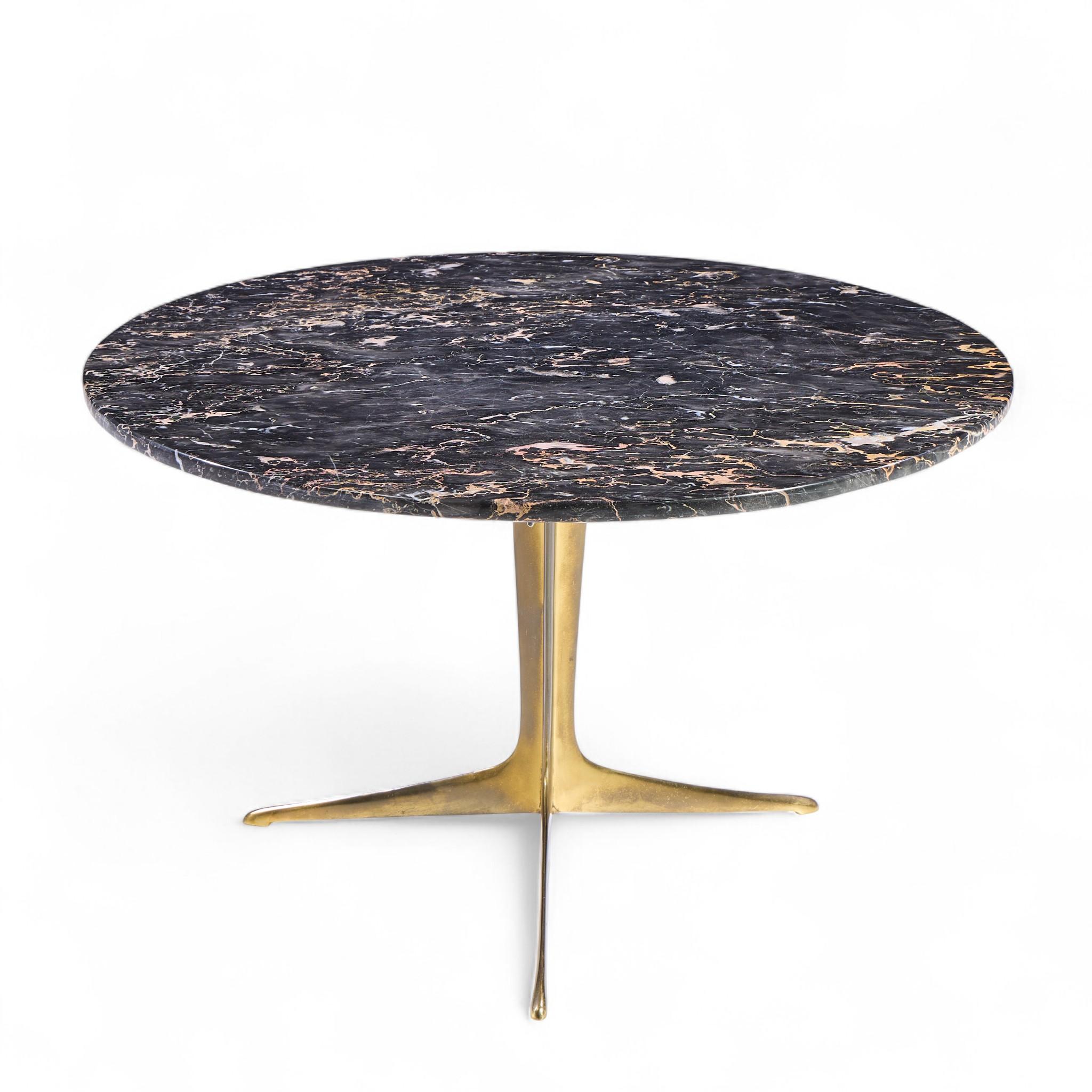 Table basse italienne du milieu du siècle en marbre et laiton Bon état - En vente à Franklin Park, IL