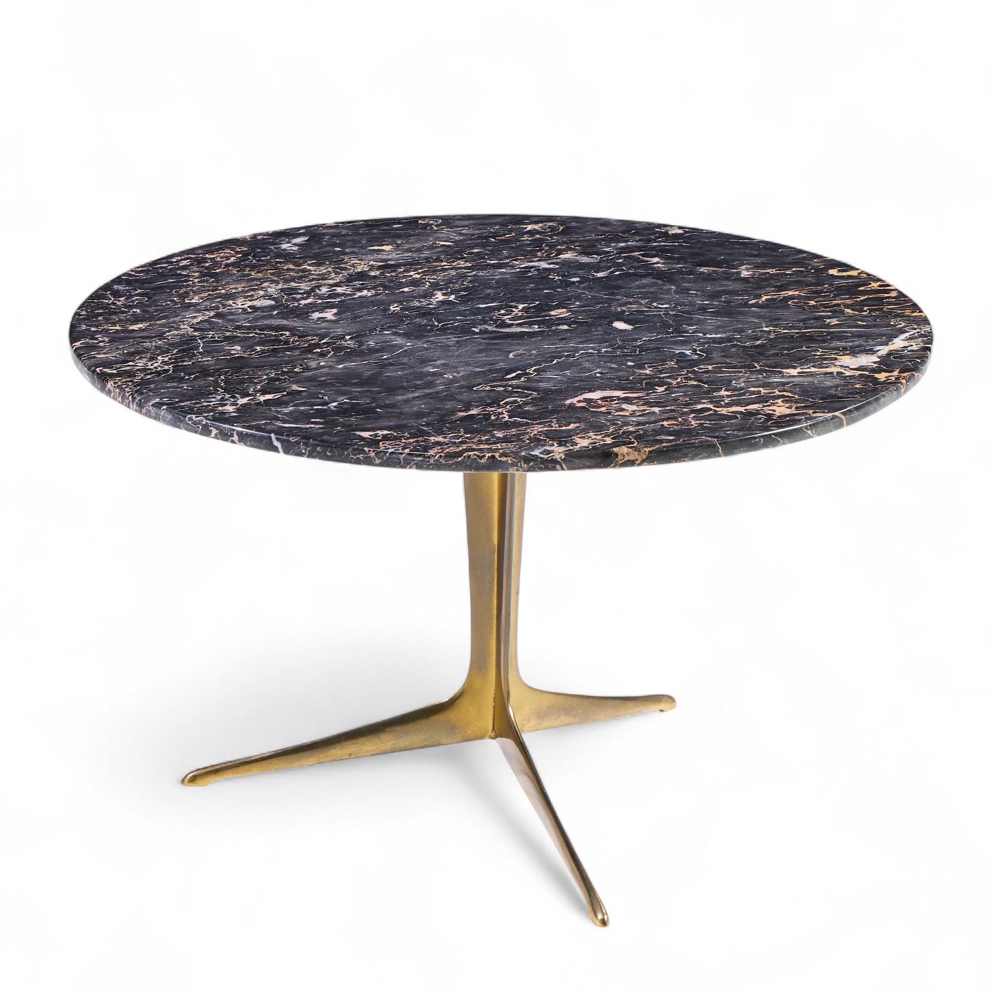 20ième siècle Table basse italienne du milieu du siècle en marbre et laiton en vente