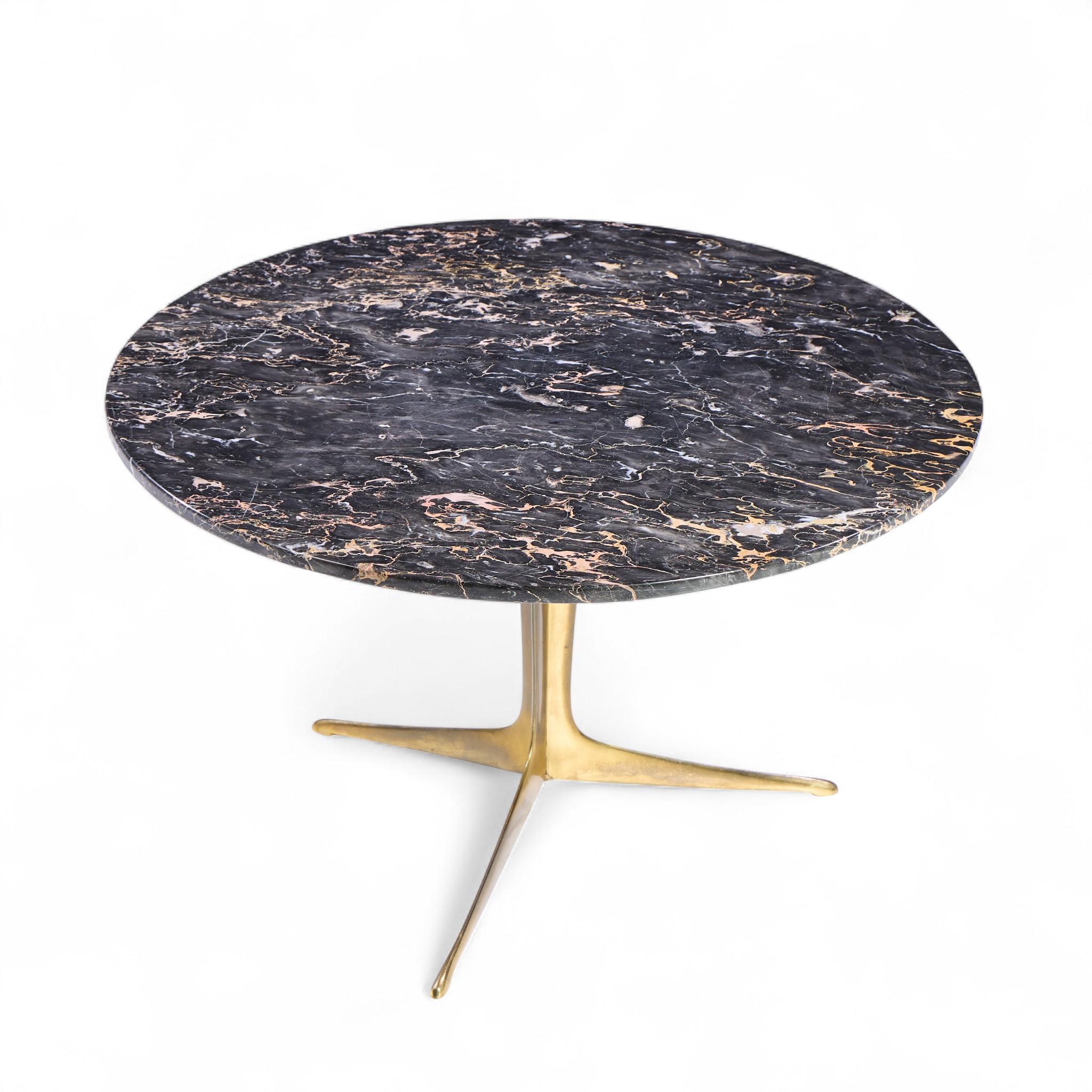 Table basse italienne du milieu du siècle en marbre et laiton en vente 1