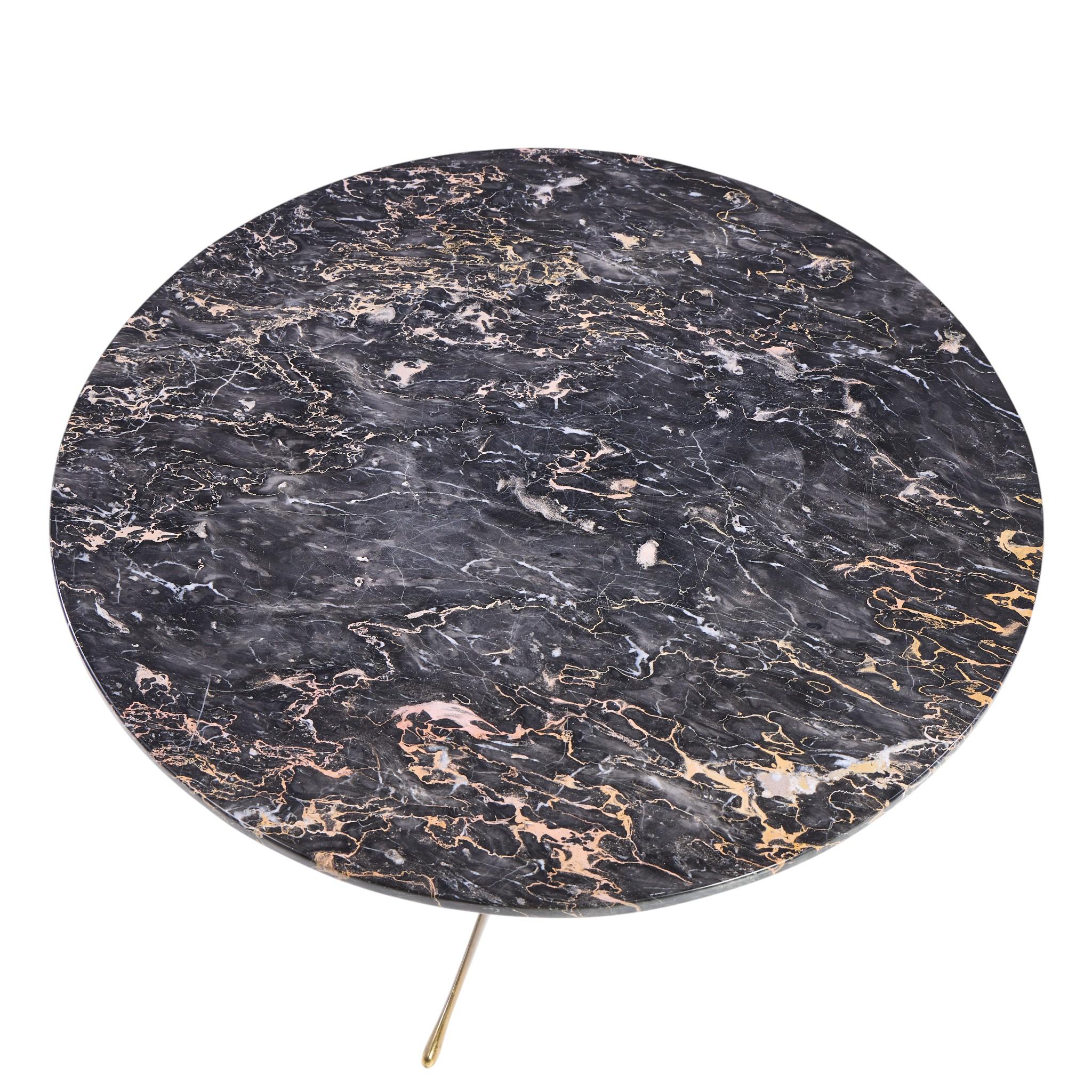 Table basse italienne du milieu du siècle en marbre et laiton en vente 2