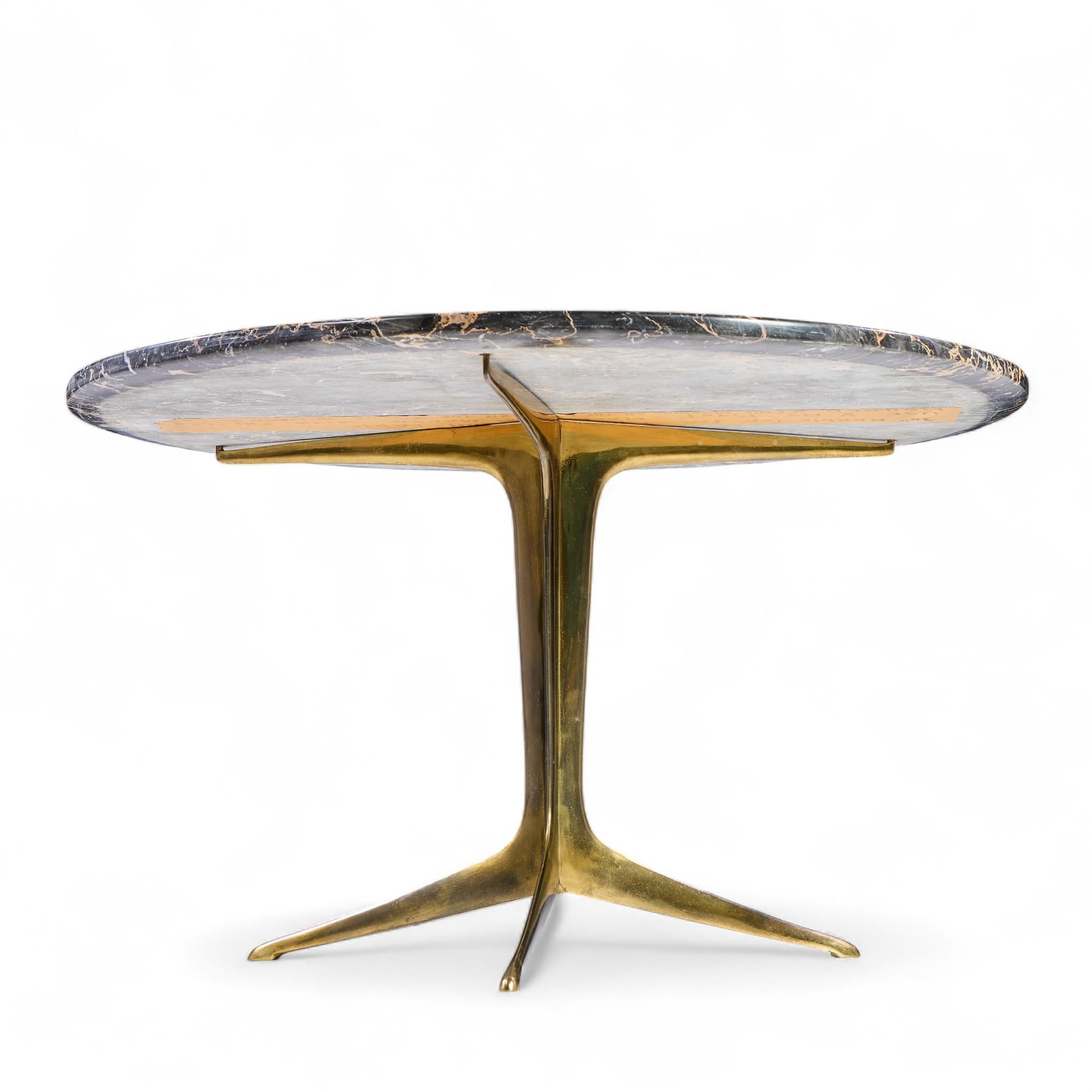 Table basse italienne du milieu du siècle en marbre et laiton en vente 3
