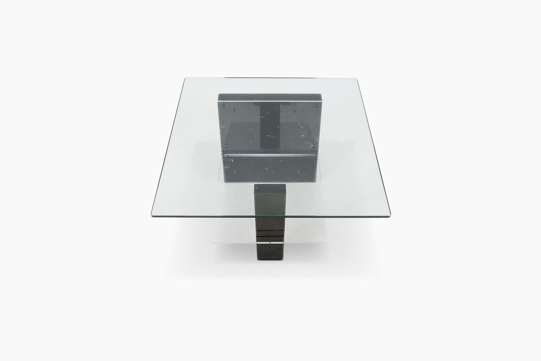 Italia / 1970 / mesa de centro / mármol, cristal, plexiglás / Memphis / Diseño vintage / Mediados de siglo 

Elegante mesa de centro cuadrada italiana de asombroso diseño contemporáneo fabricada en la década de 1970. Esta mesa única tiene una base
