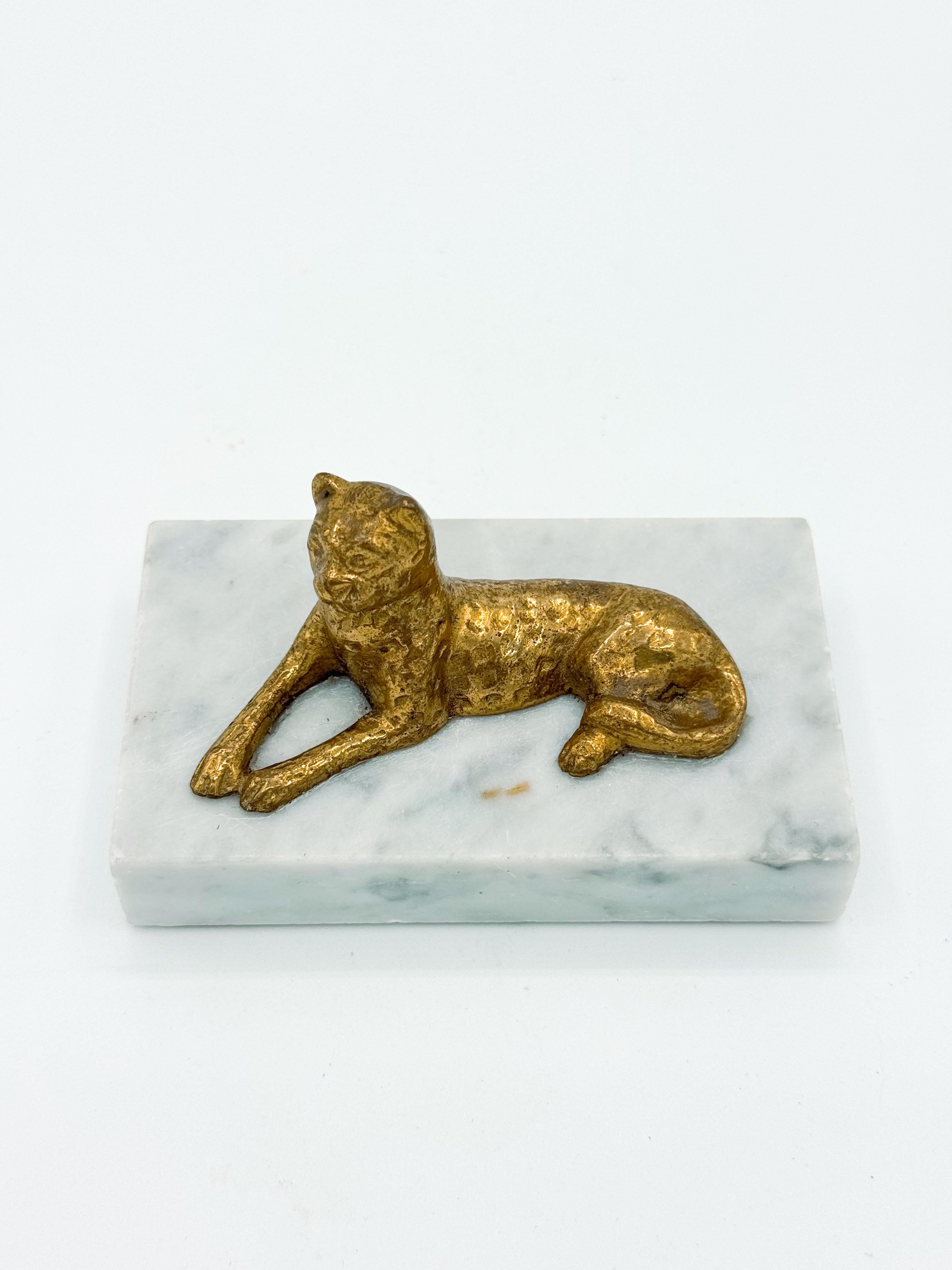 Rehaussez votre bureau ou votre décor avec cet exquis presse-papier Guépard en marbre et laiton italien du milieu du siècle. Fusion saisissante du luxe et de l'artisanat, cette pièce unique présente un guépard en laiton massif reposant gracieusement