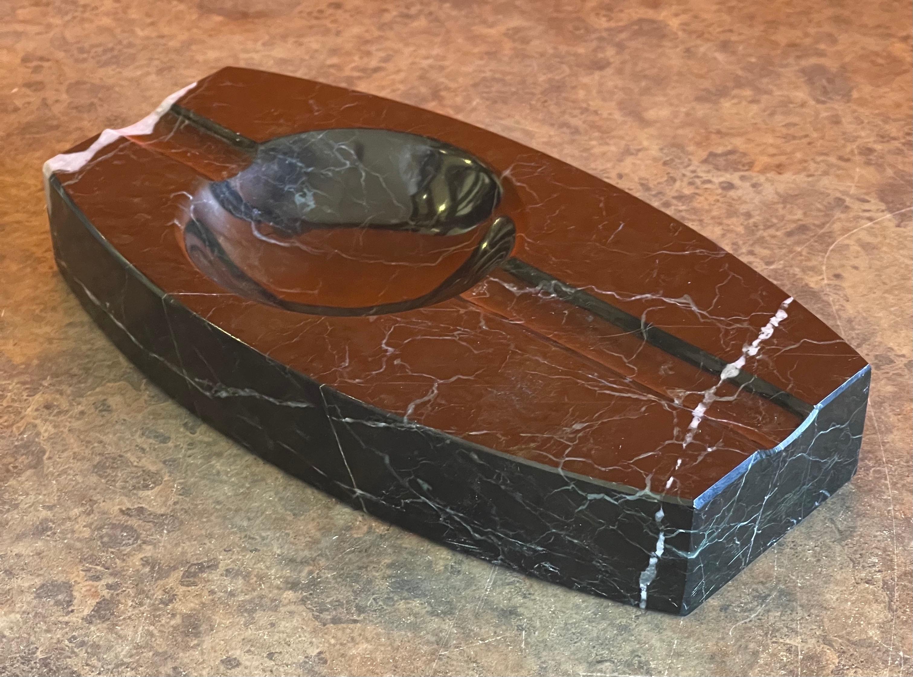 Absolutely gorgeous mid-century Italian marble cigar ashtray, circa 1970s. The piece is in excellent vintage with no chips or cracks and measures 8.125