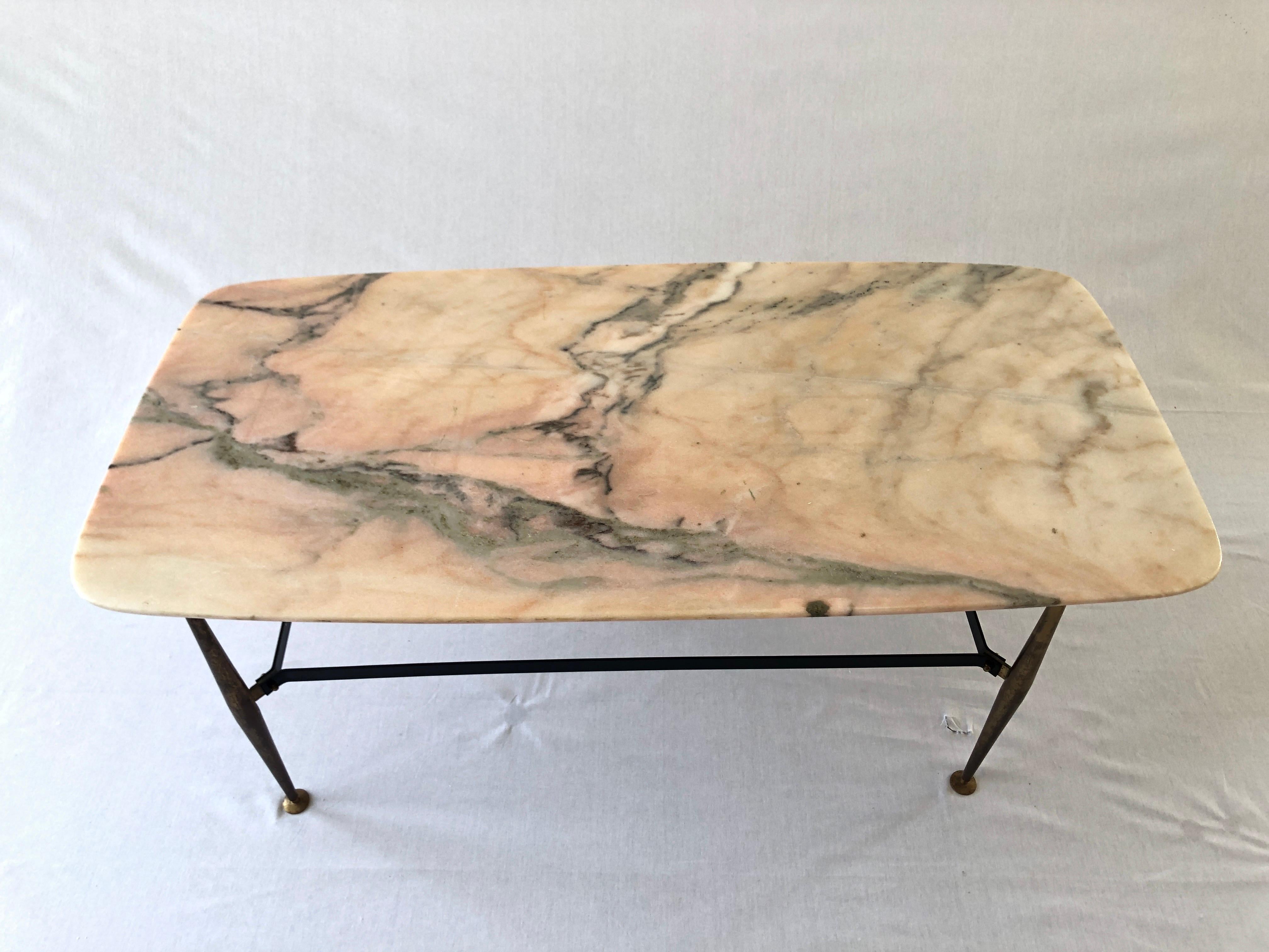 Mid-century Italian Marble Coffee Table with Brass Legs, 1960s, Italy In Good Condition For Sale In Hagenbach, DE
