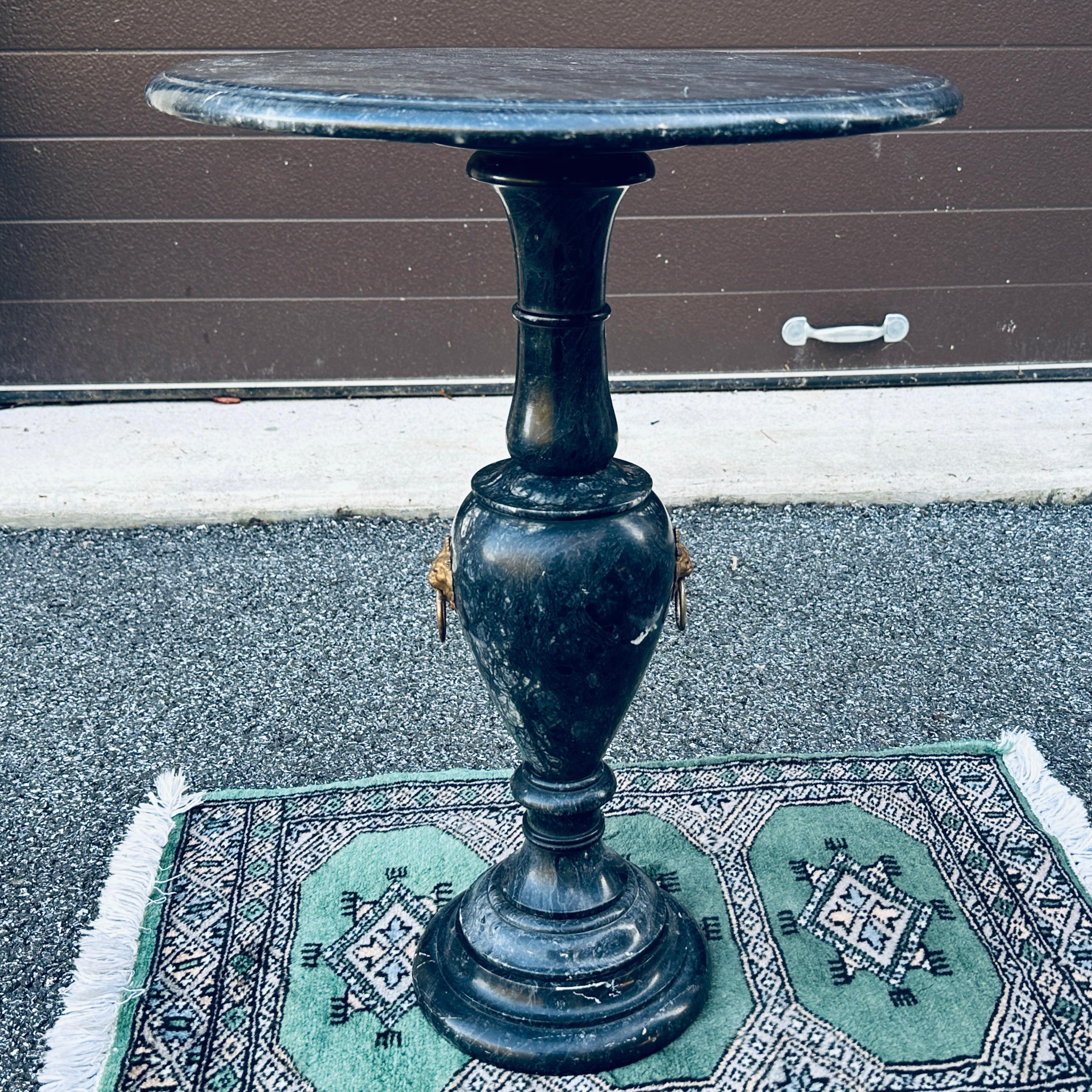 Table à boire ou Stand pour plantes en marbre italien du milieu du siècle avec quincaillerie Lion en laiton en vente 5