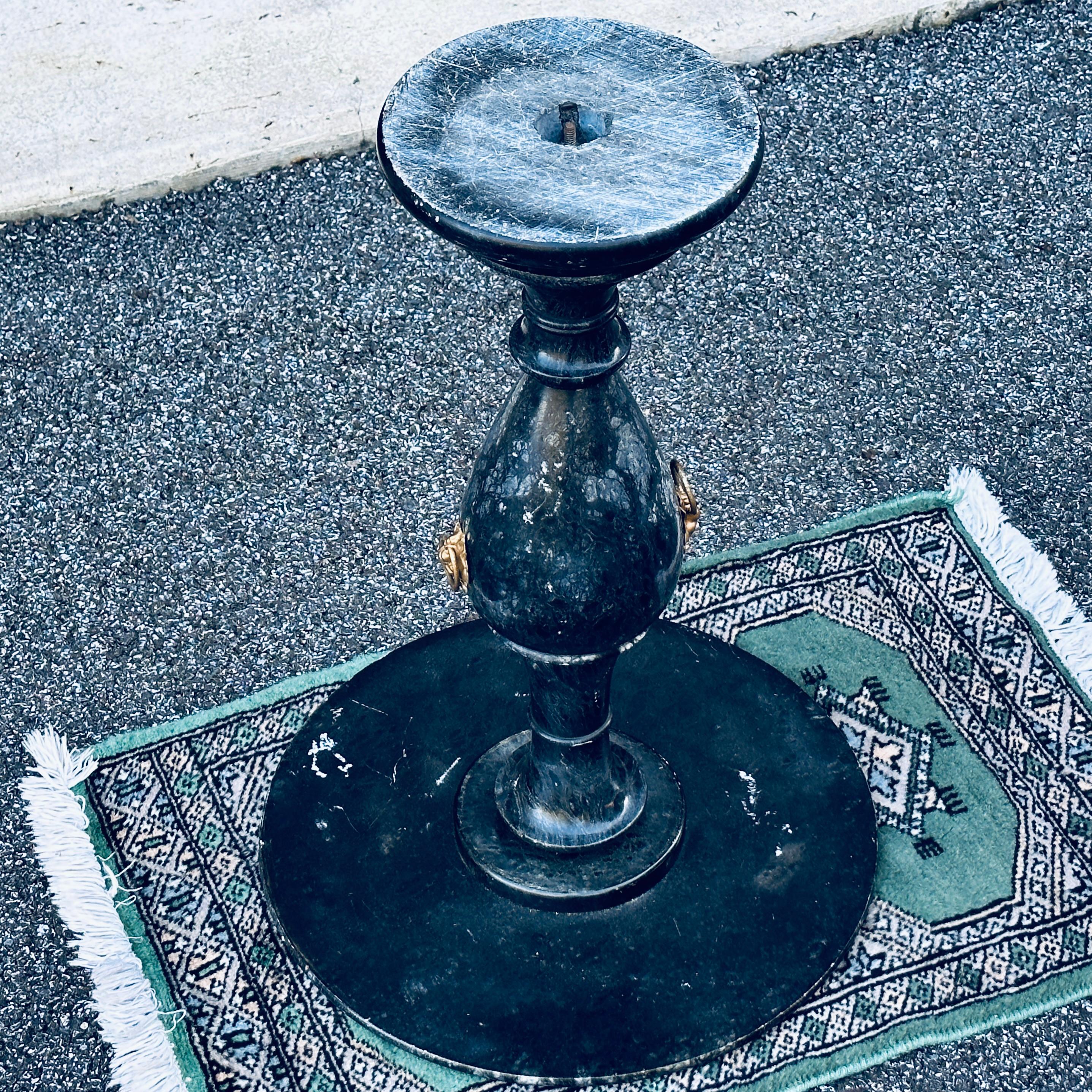 Table à boire ou Stand pour plantes en marbre italien du milieu du siècle avec quincaillerie Lion en laiton en vente 7