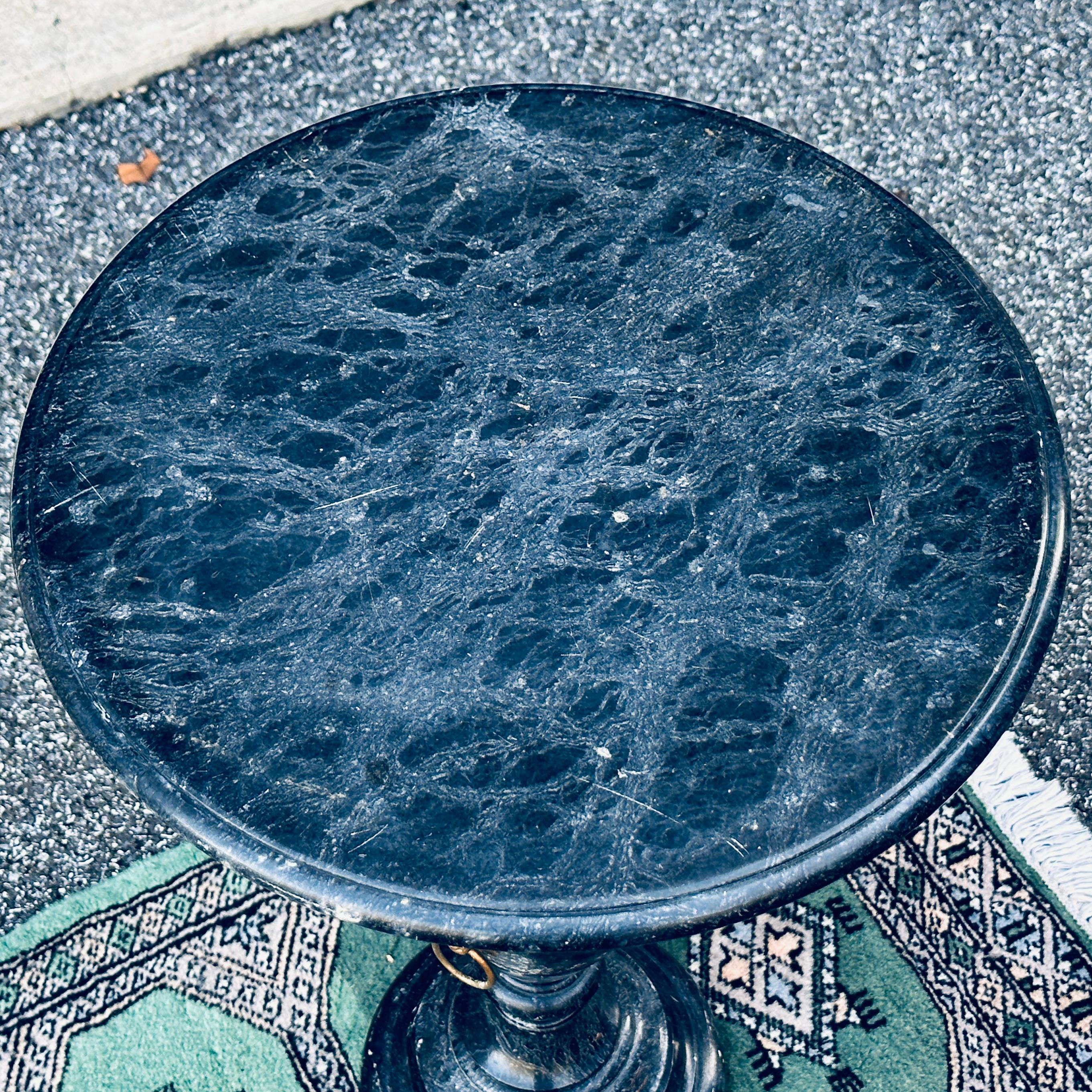 Autre Table à boire ou Stand pour plantes en marbre italien du milieu du siècle avec quincaillerie Lion en laiton en vente